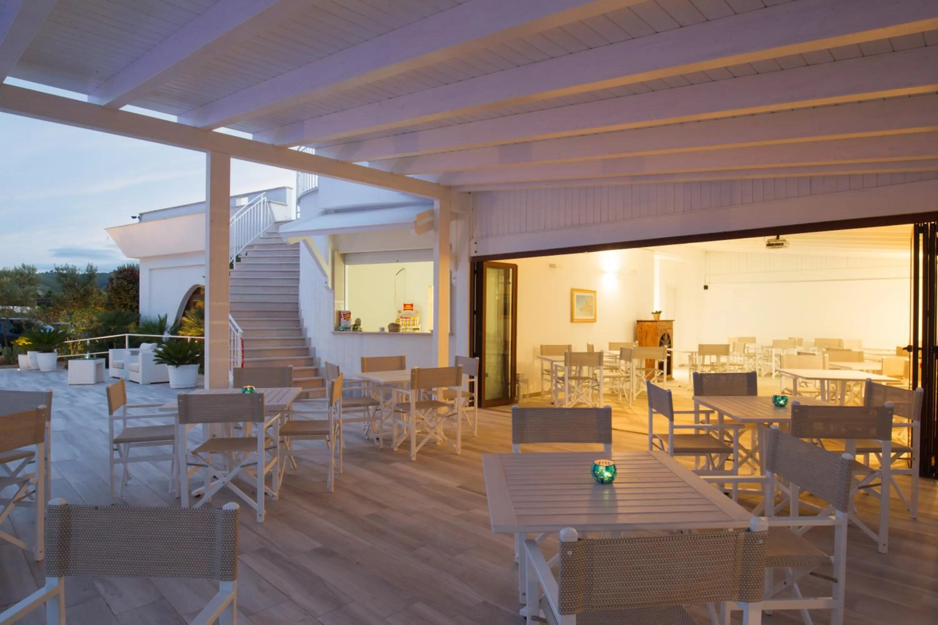 Communal lounge/ TV room in Garden Hotel Ripa