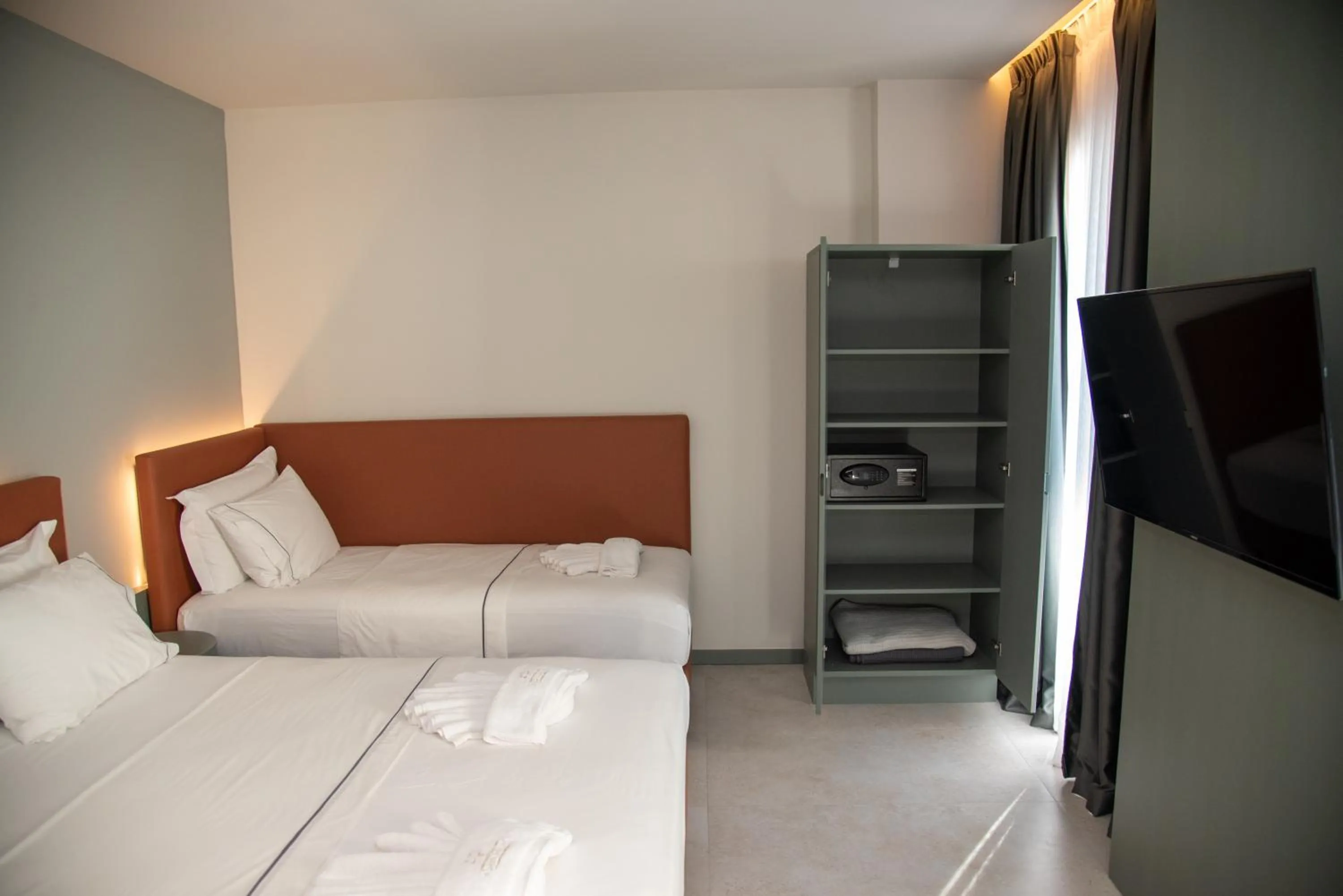 Communal lounge/ TV room, Bed in Adria Palace