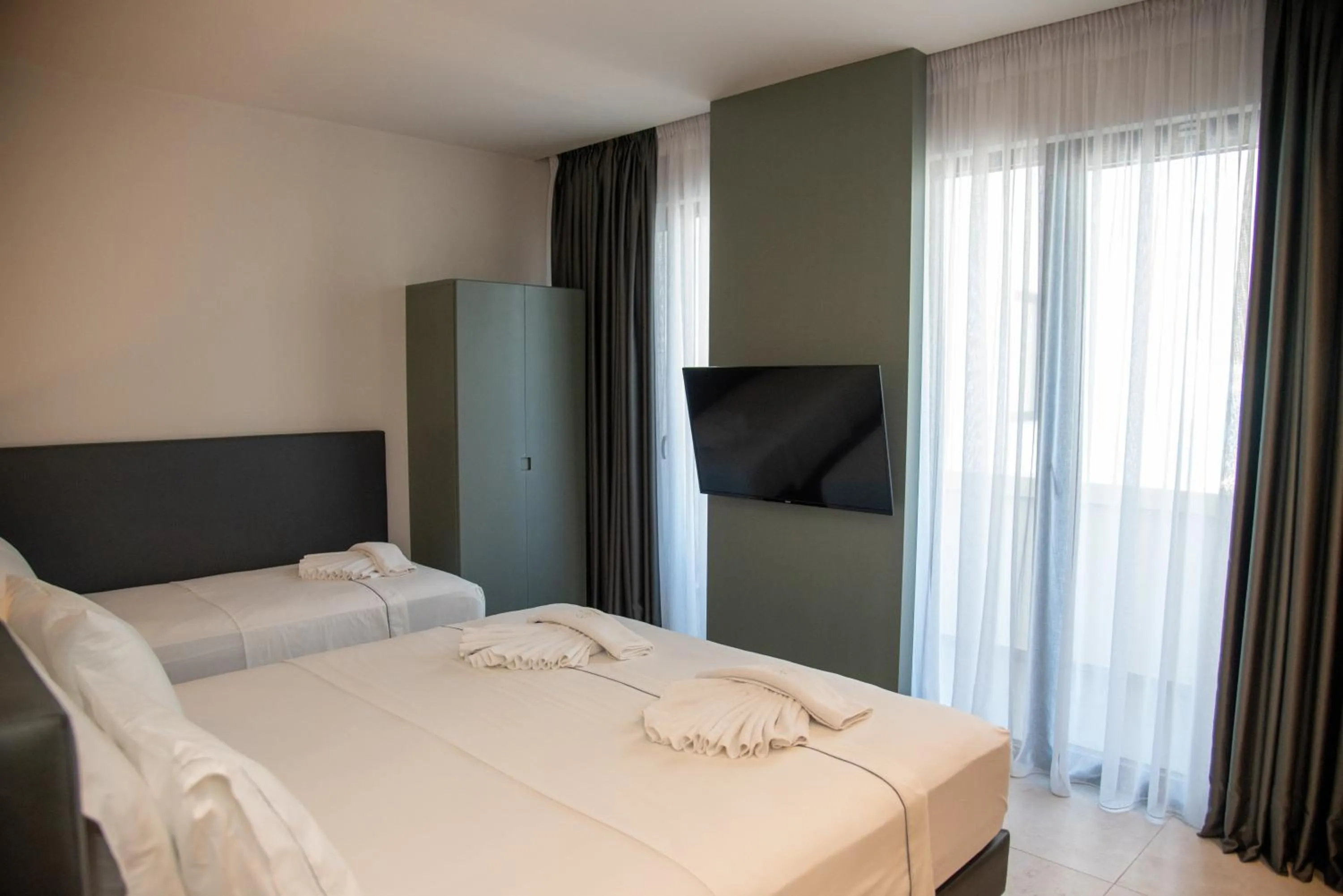 Communal lounge/ TV room, Bed in Adria Palace