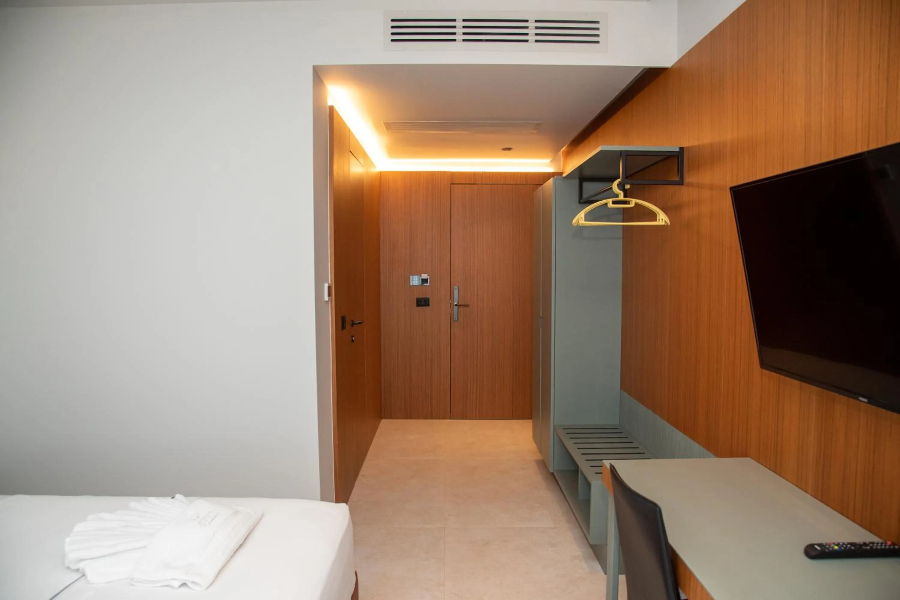 Communal lounge/ TV room, Bed in Adria Palace