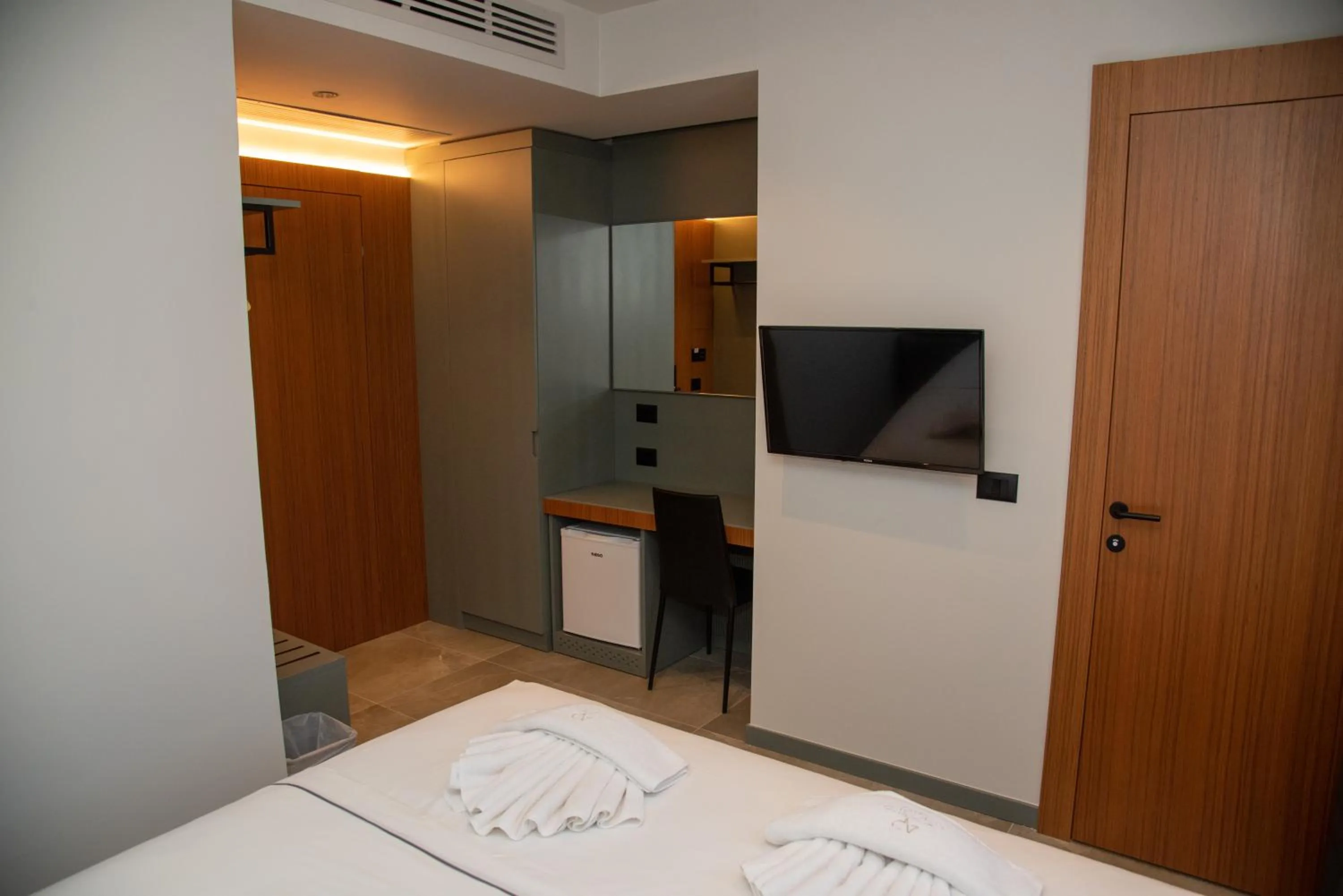 Communal lounge/ TV room, Bed in Adria Palace