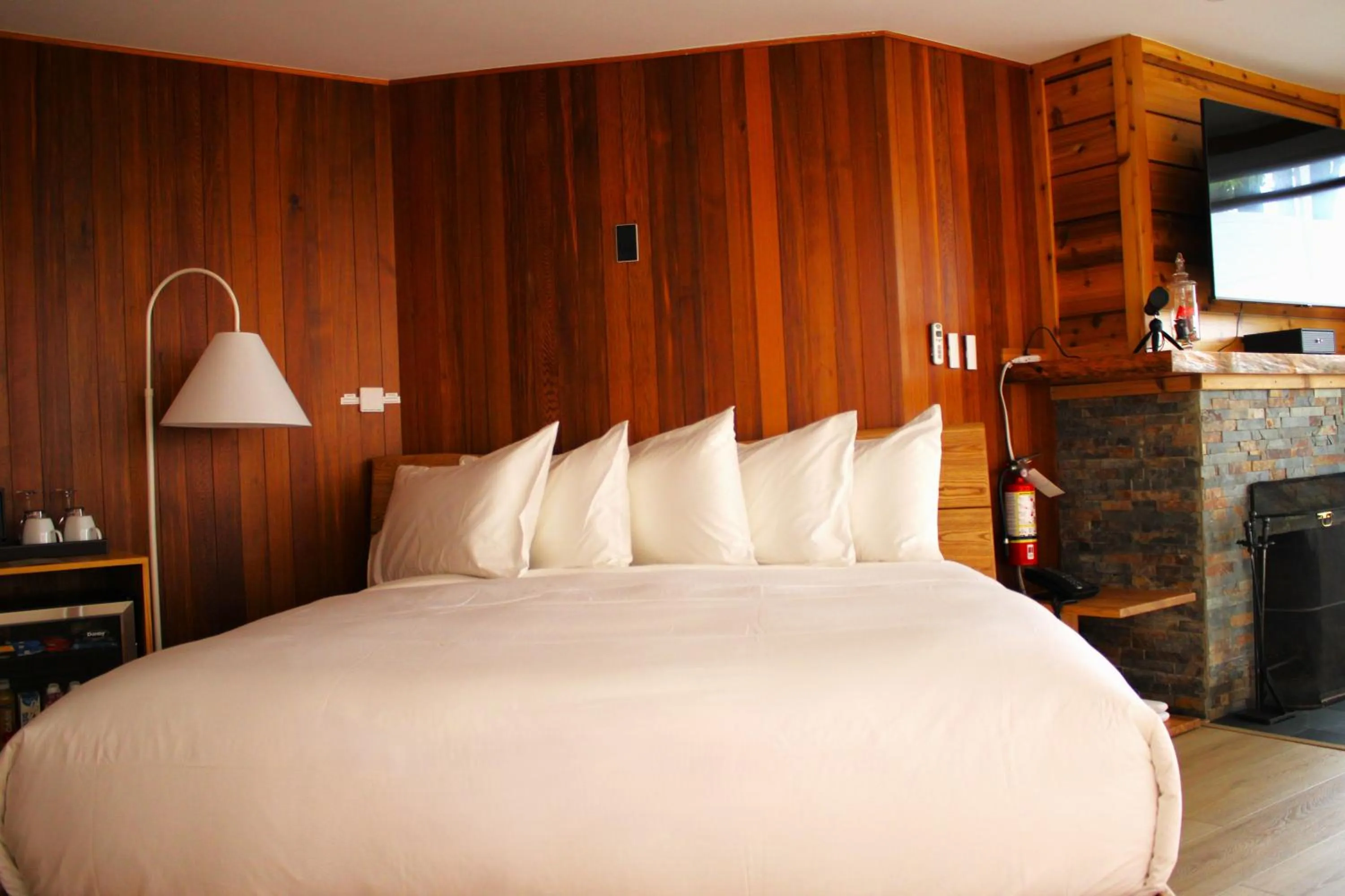 Bed in Sooke Harbour House