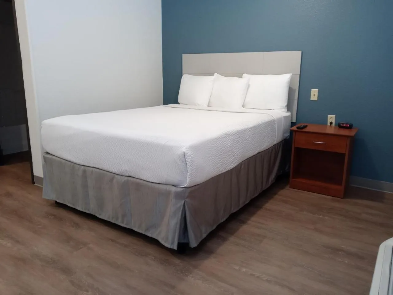 hair dresser, Bed in WoodSpring Suites Houston La Porte