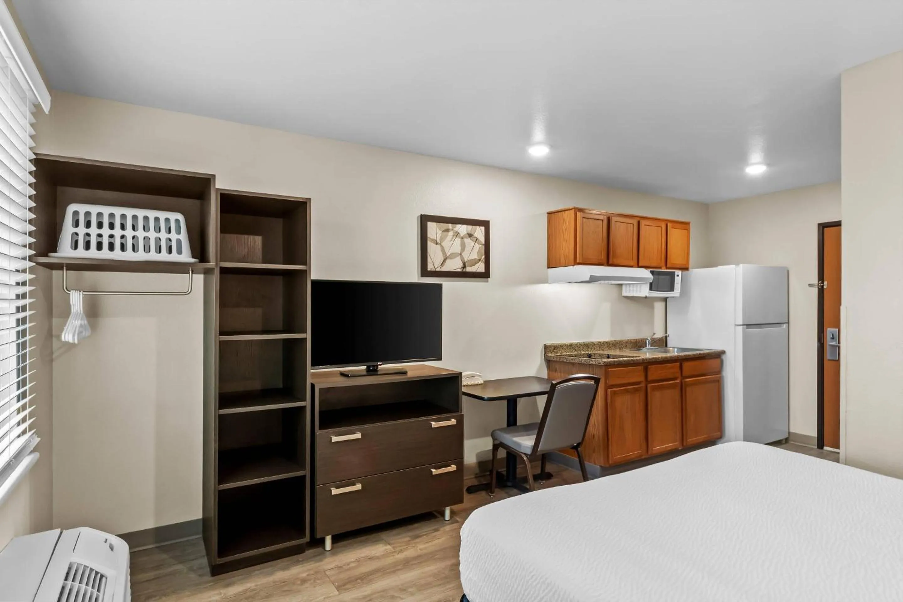 Bedroom, Bed in WoodSpring Suites San Antonio South