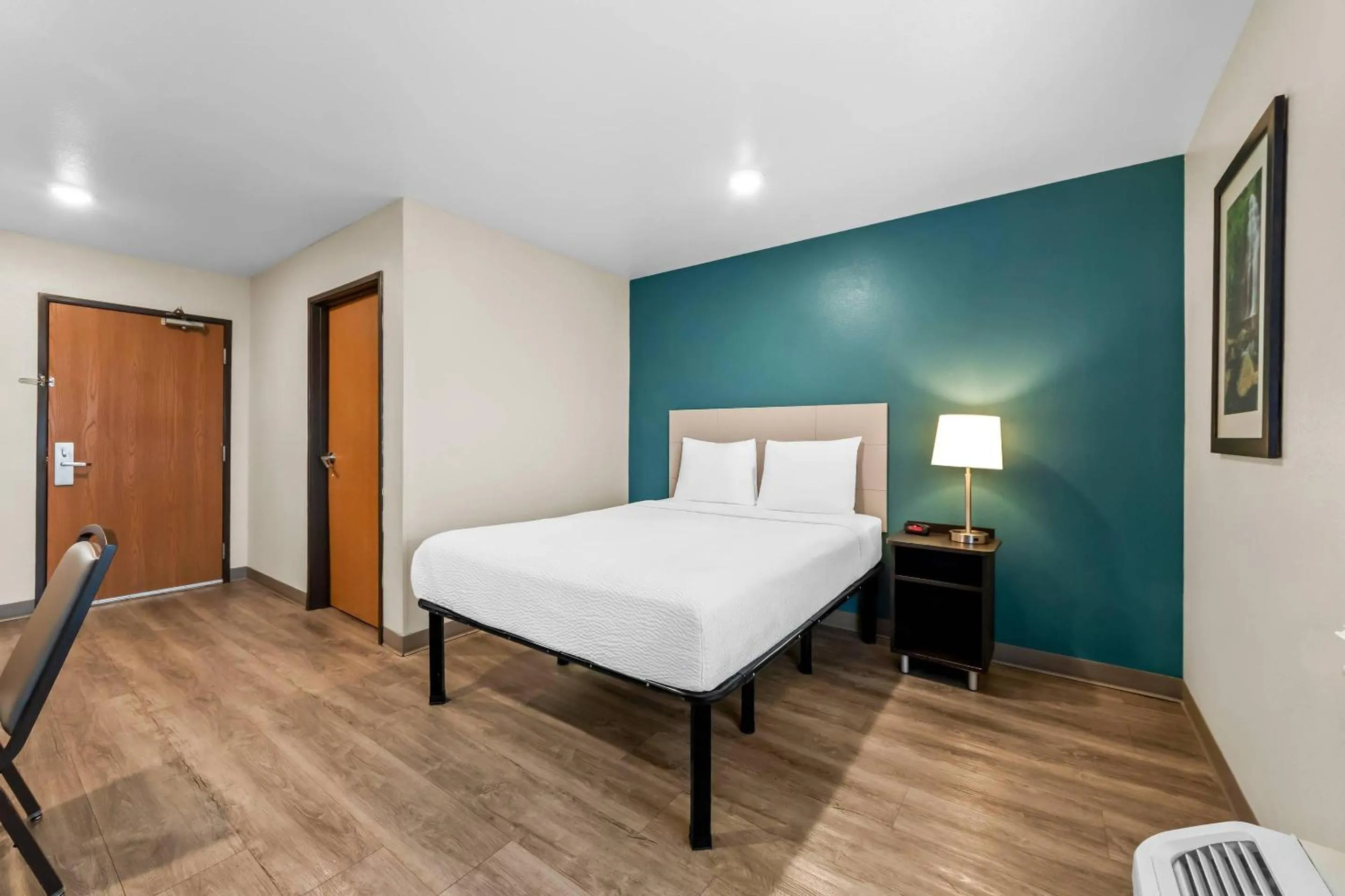 Bedroom, Bed in WoodSpring Suites San Antonio South