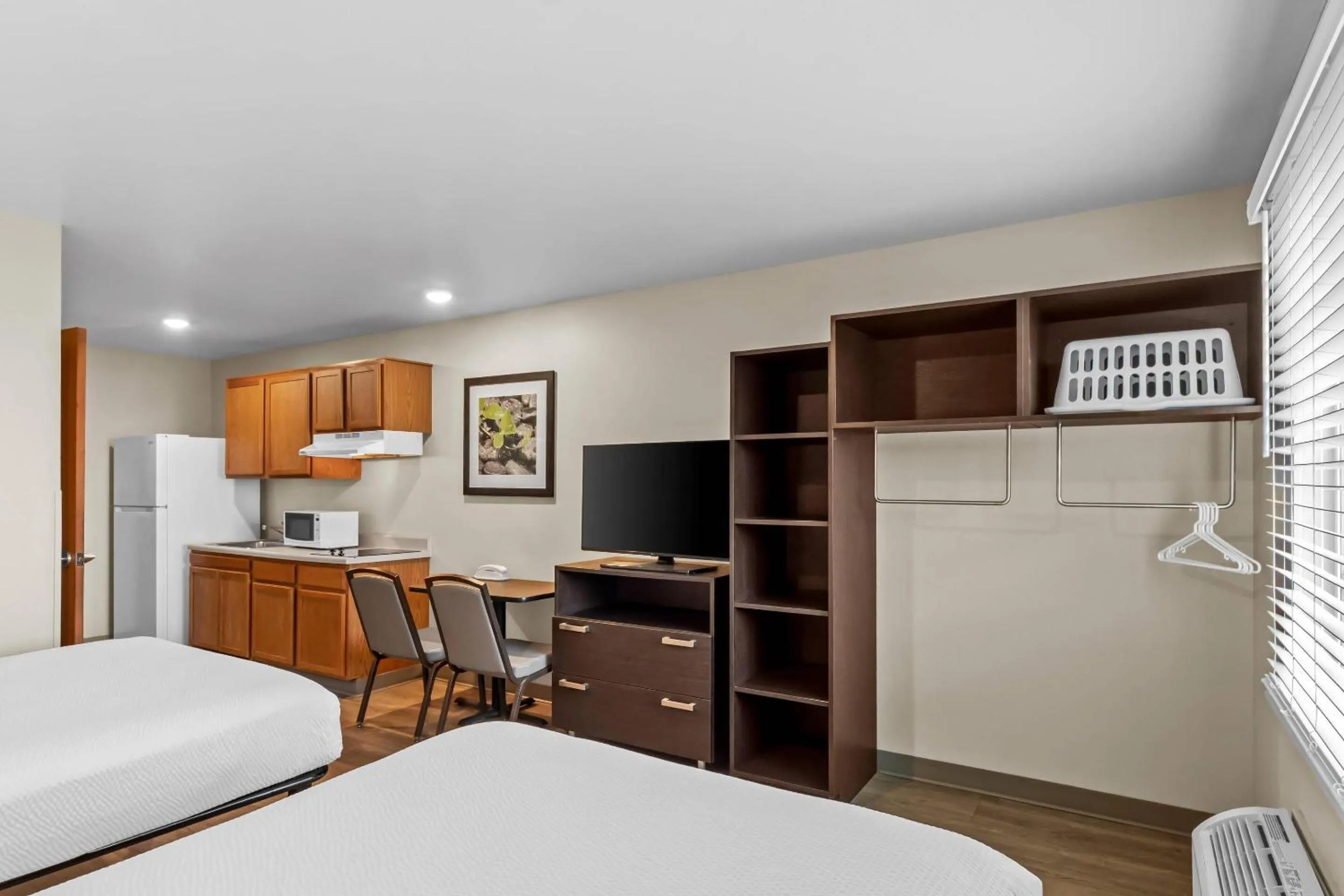 Bedroom, Bed in WoodSpring Suites San Antonio South
