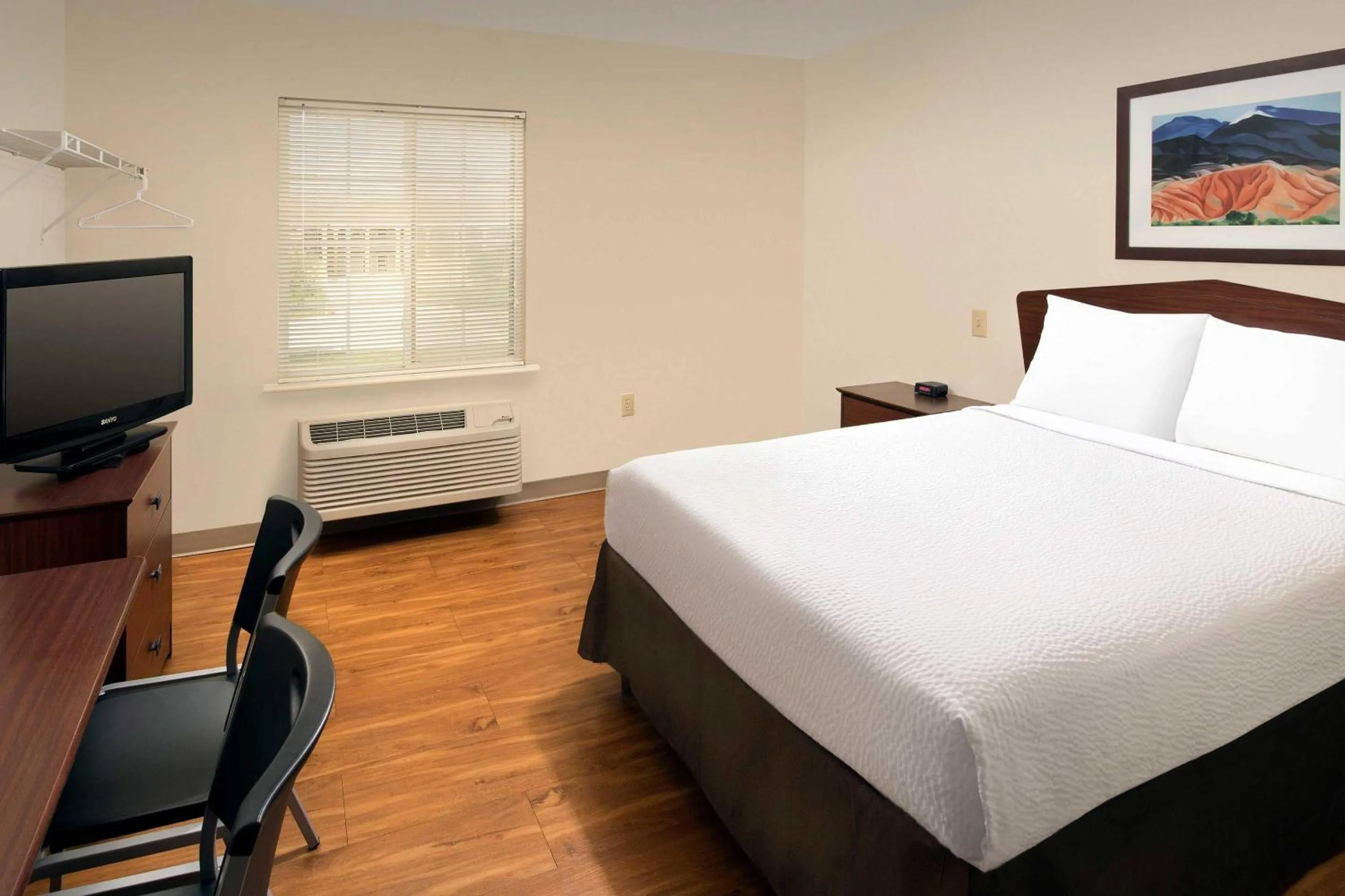 Bedroom, Bed in WoodSpring Suites San Antonio Fort Sam