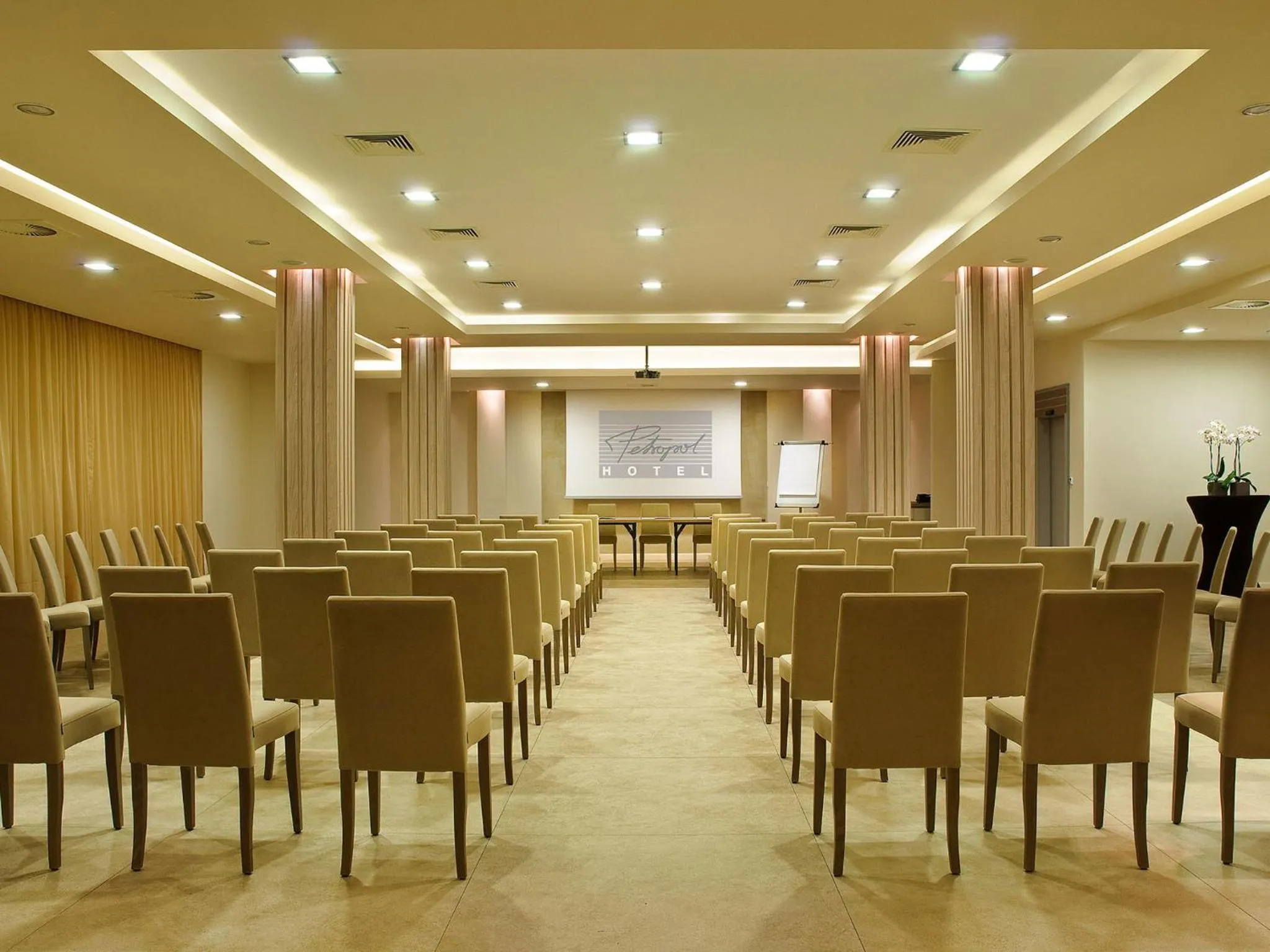 Business facilities in Hotel Petropol