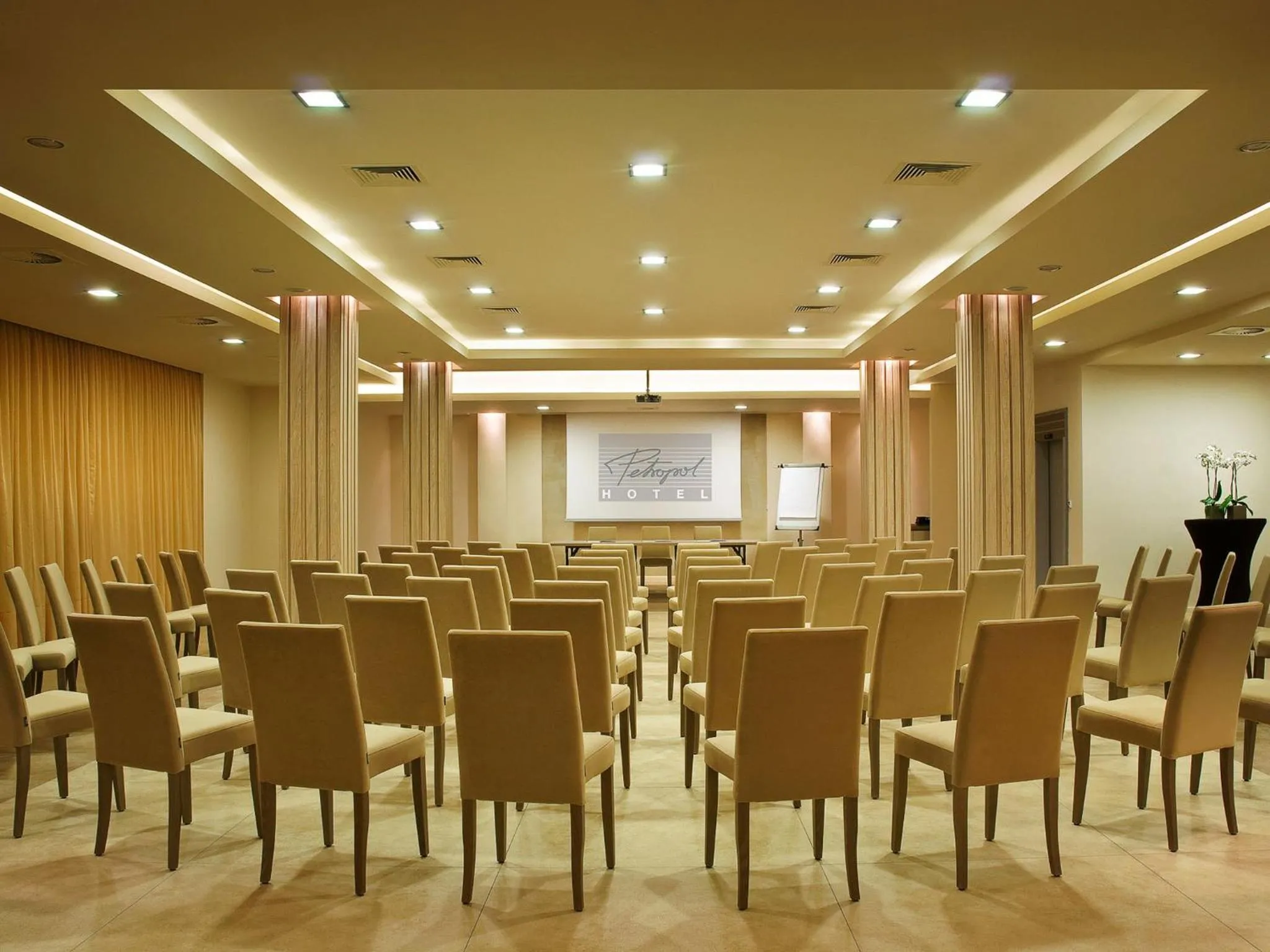 Business facilities in Hotel Petropol