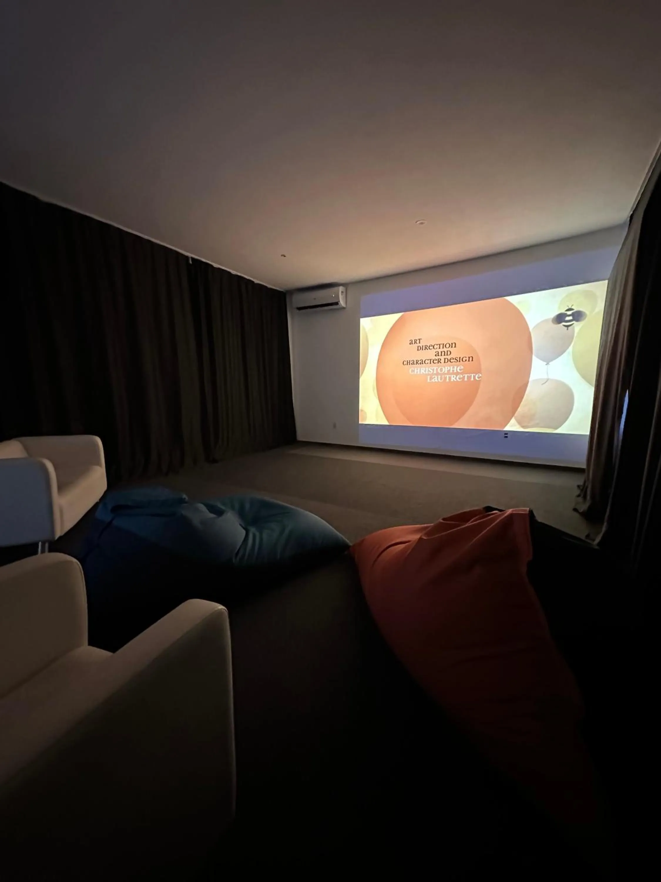 Communal lounge/ TV room in PAUSA Hotel