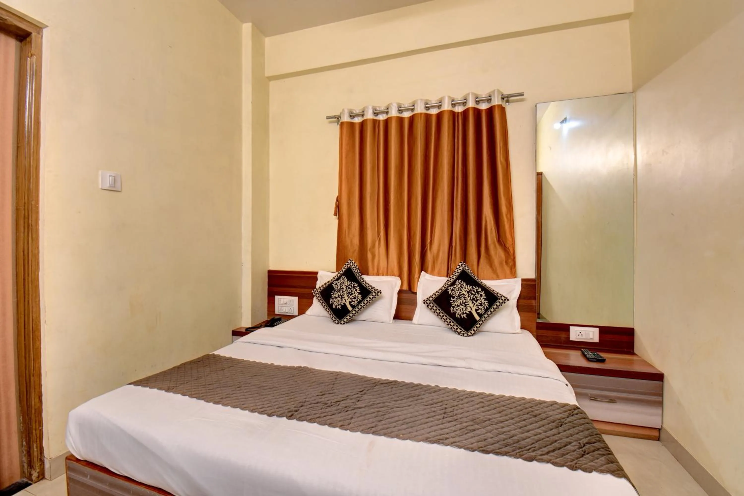 Photo of the whole room, Bed in Hotel Padmavati Palace, Mahabaleshwar
