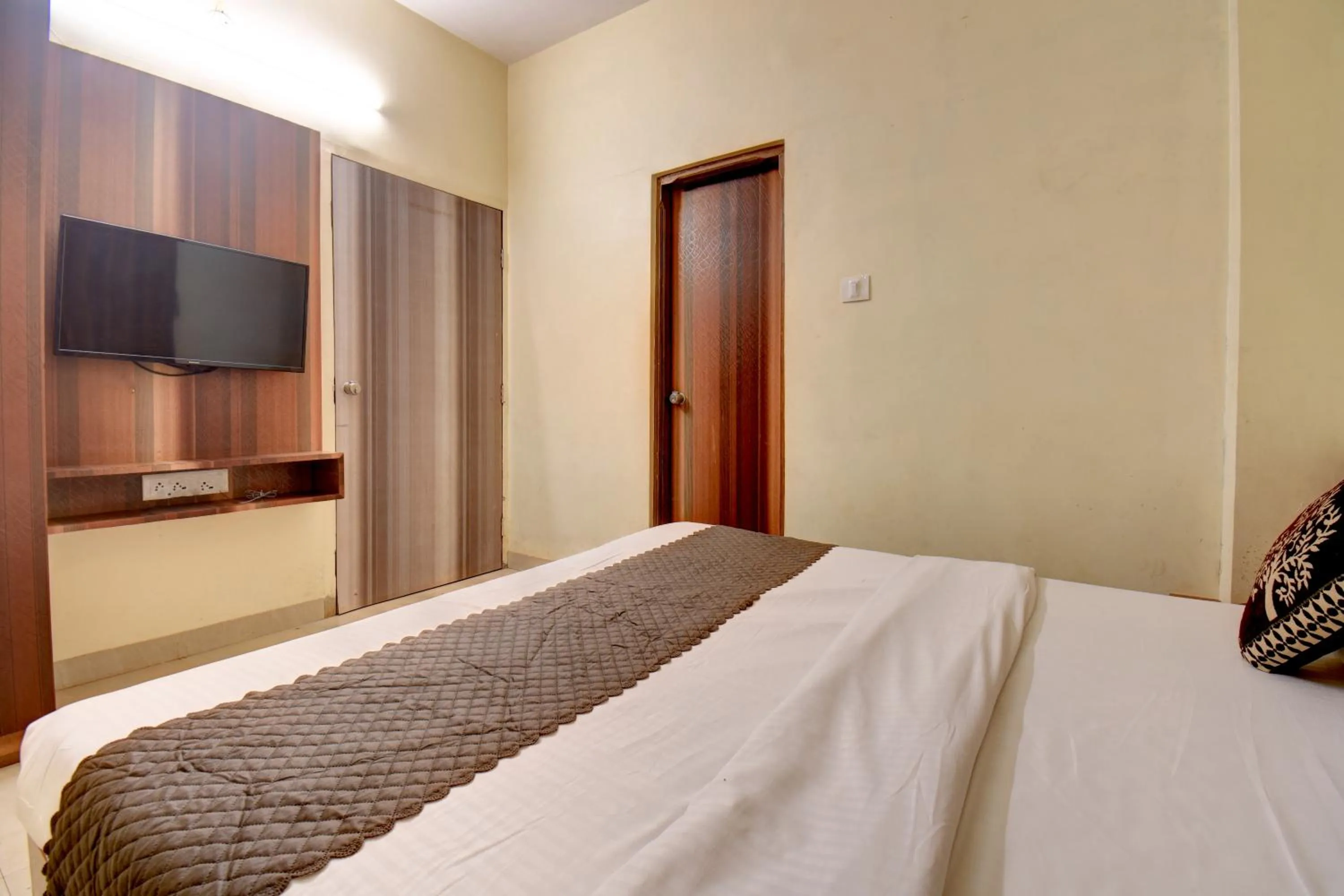 Bed in Hotel Padmavati Palace, Mahabaleshwar