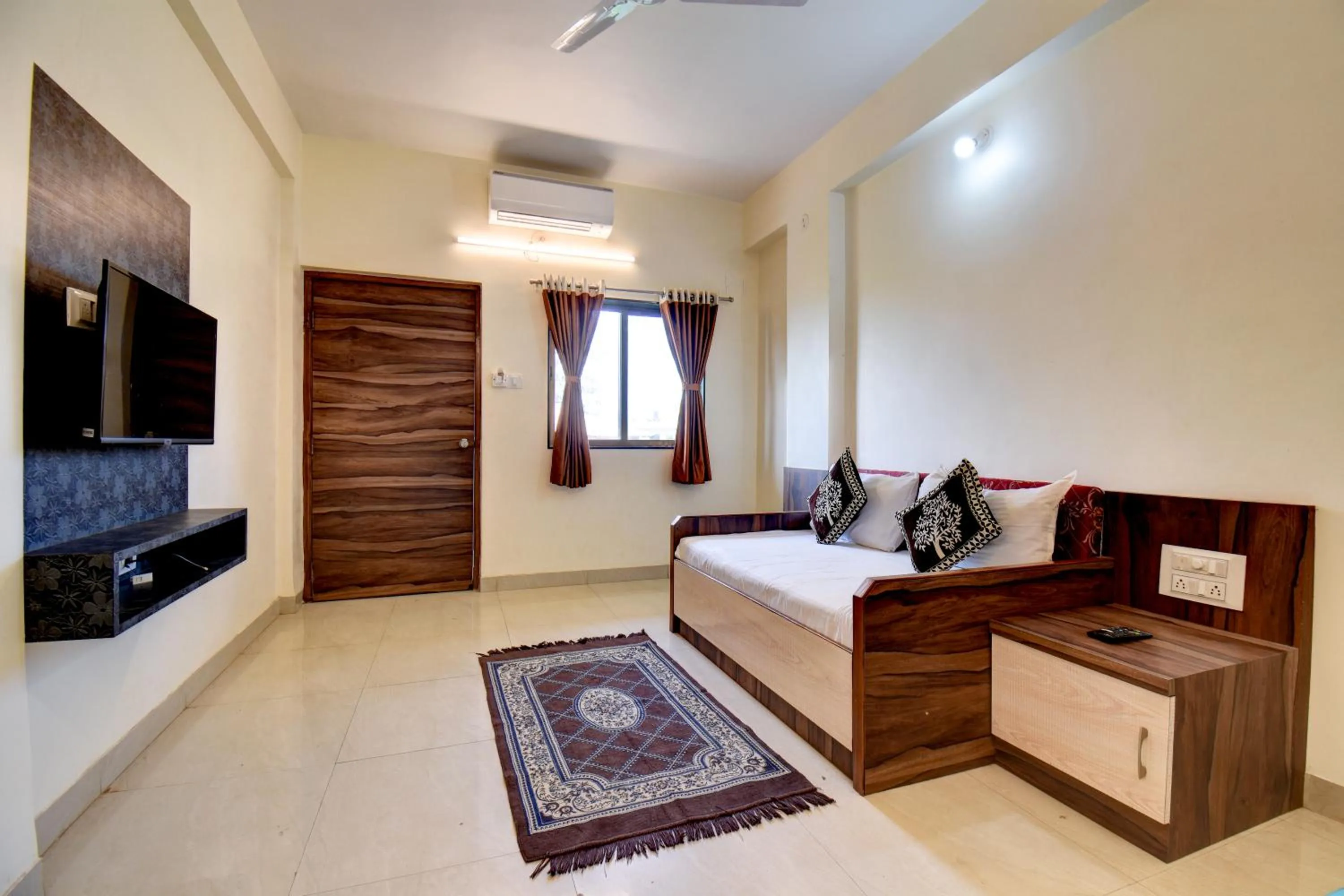 Communal lounge/ TV room in Hotel Padmavati Palace, Mahabaleshwar