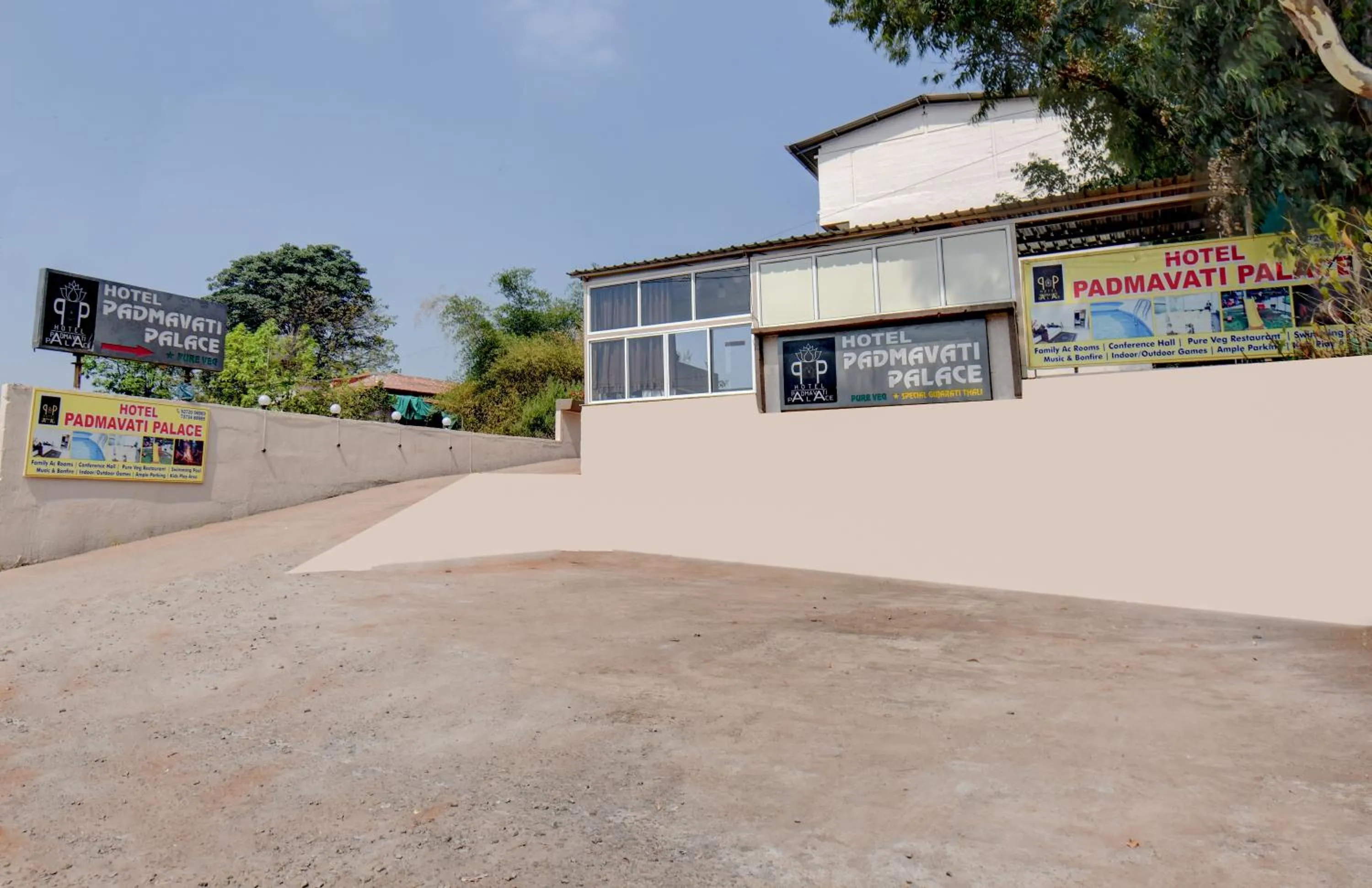 Facade/entrance in Hotel Padmavati Palace, Mahabaleshwar