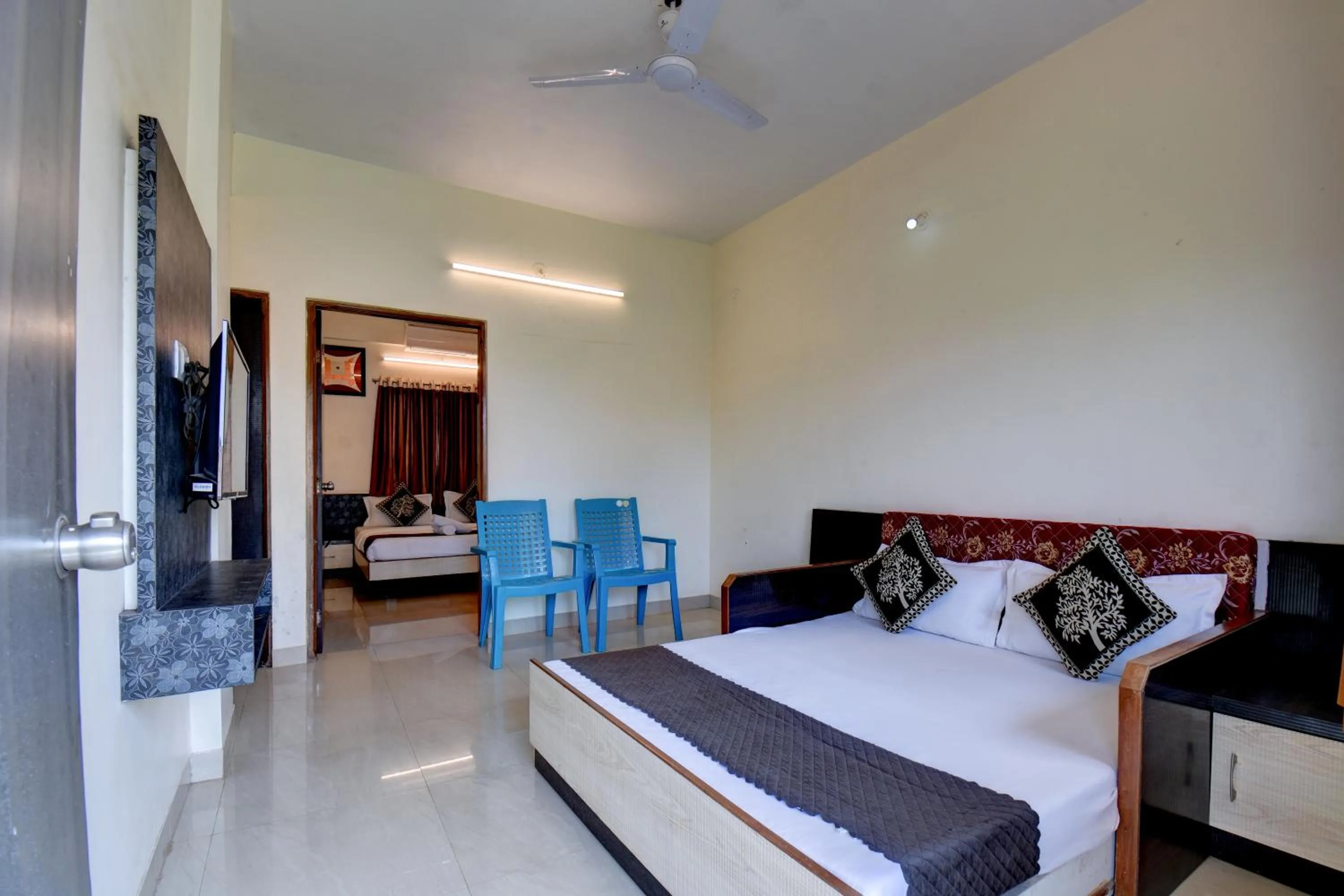 Photo of the whole room, Bed in Hotel Padmavati Palace, Mahabaleshwar