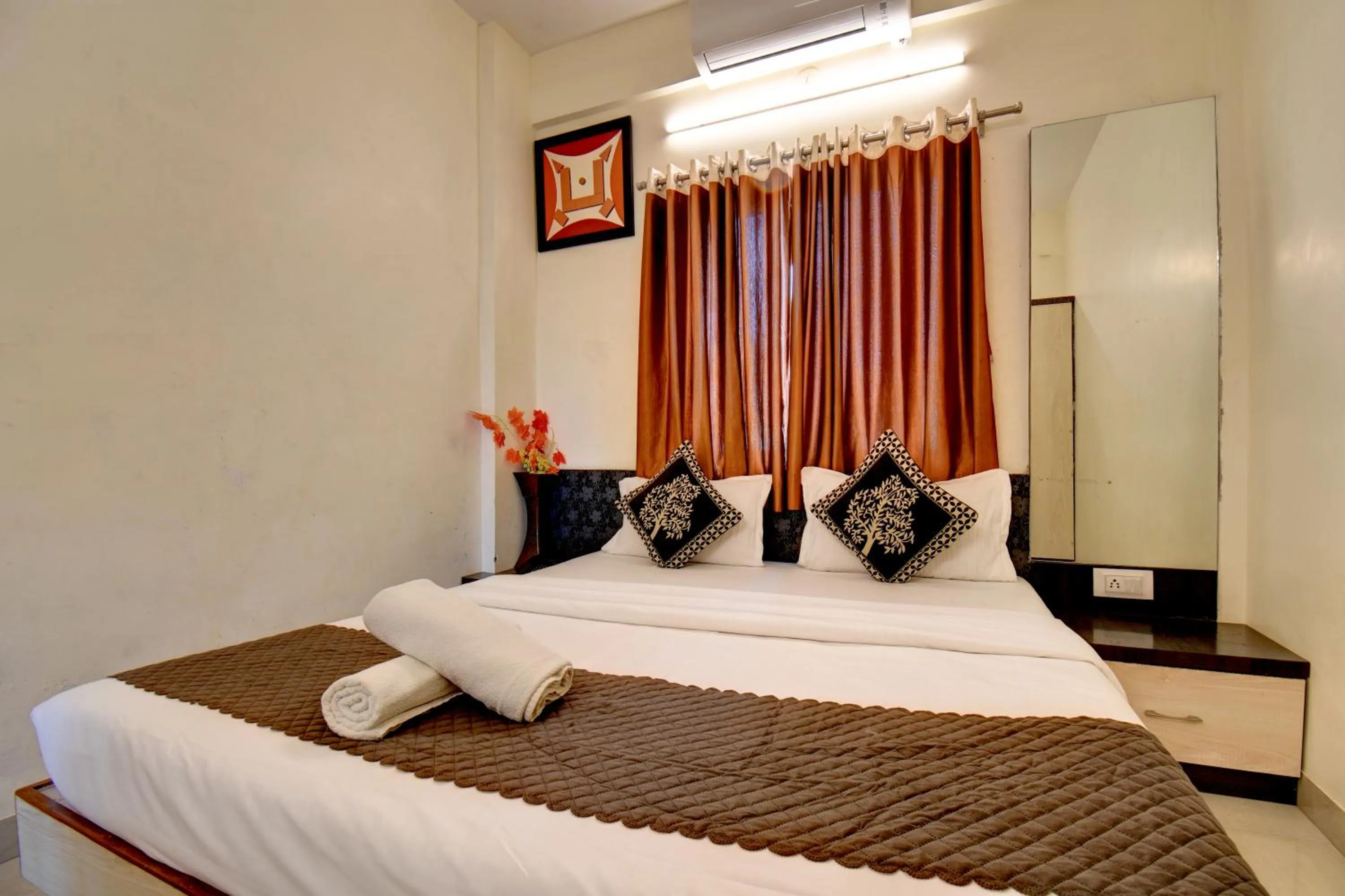 Bed in Hotel Padmavati Palace, Mahabaleshwar