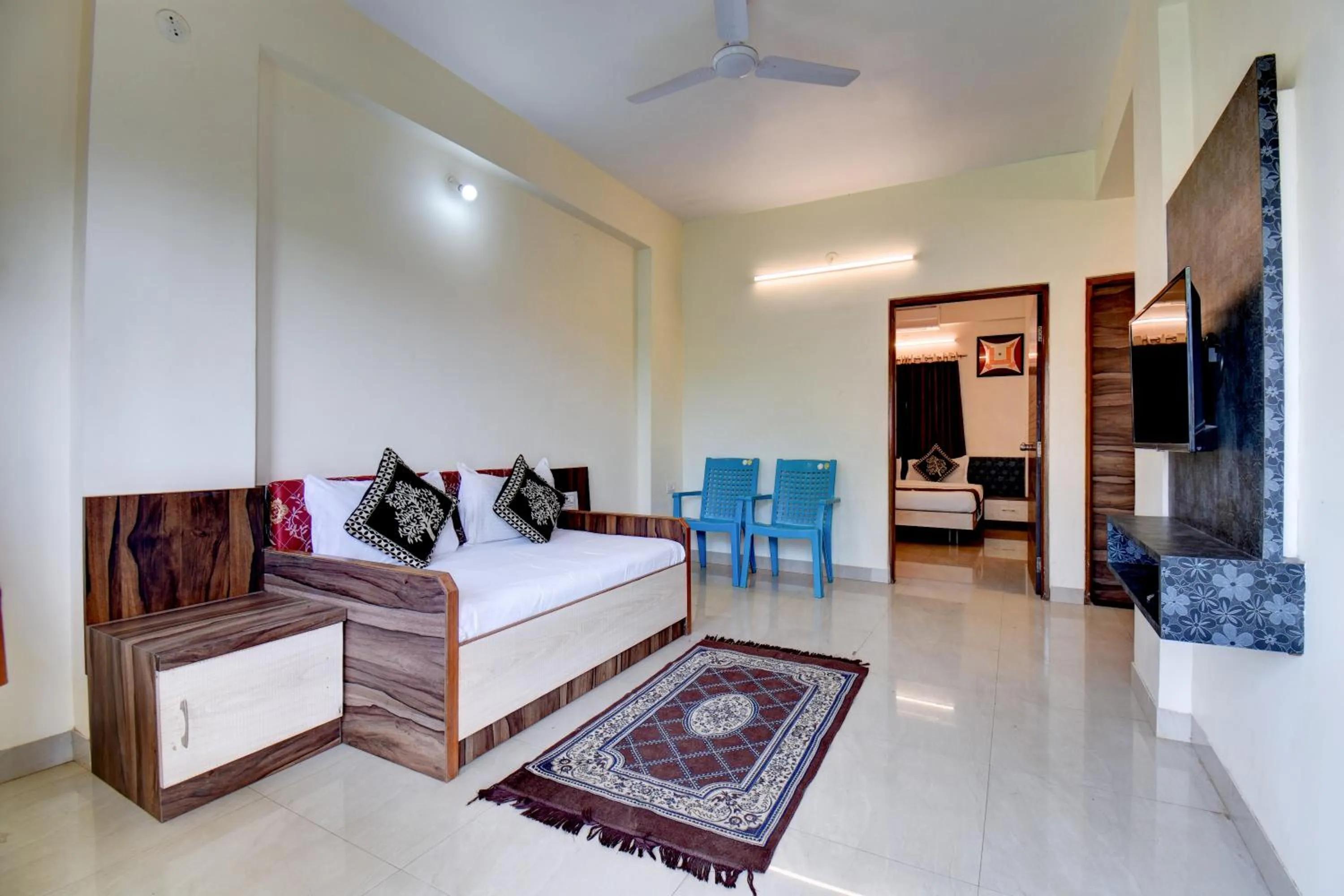 Communal lounge/ TV room, Bed in Hotel Padmavati Palace, Mahabaleshwar