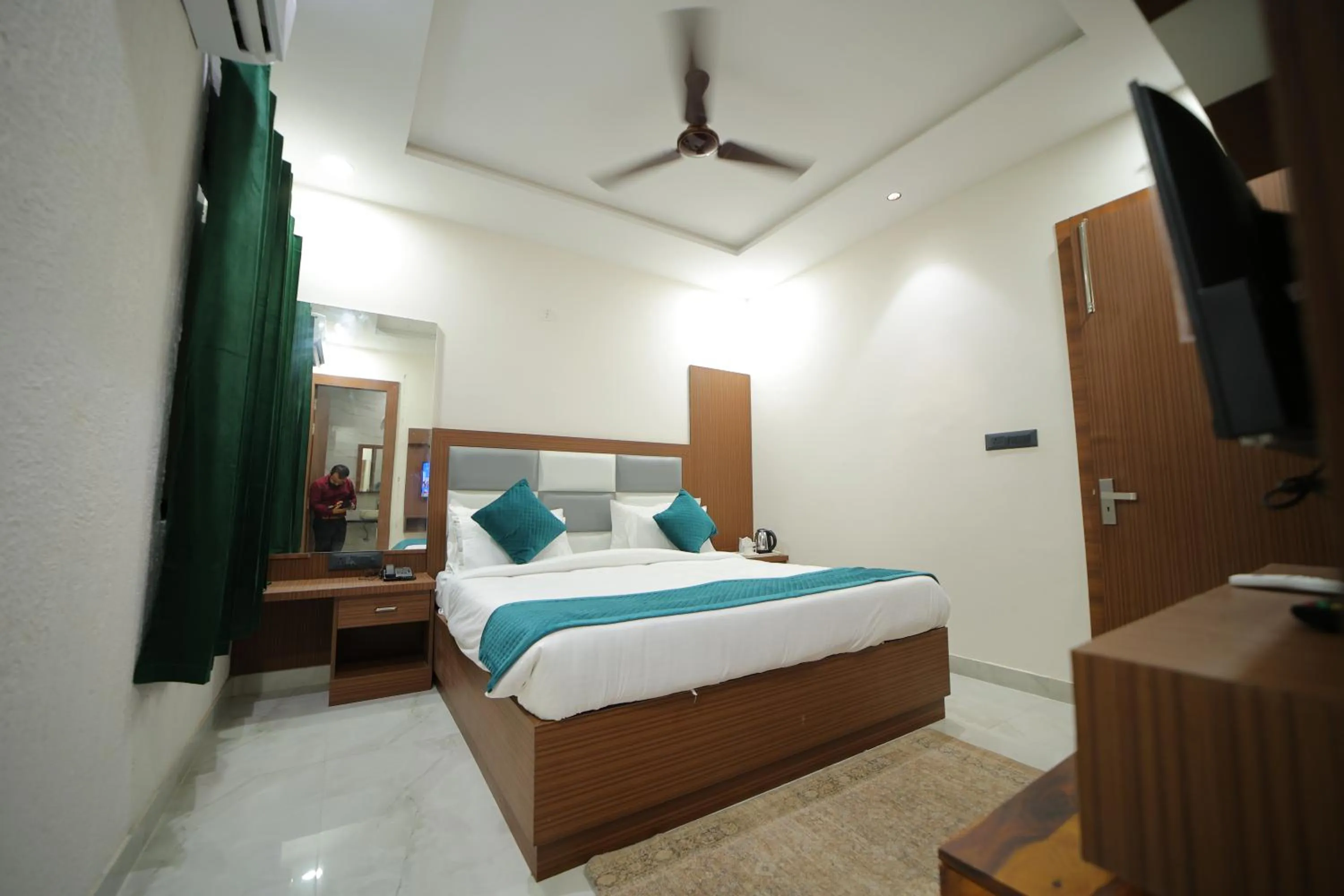 Bedroom, Bed in Hotel Dev Vilas , Agra