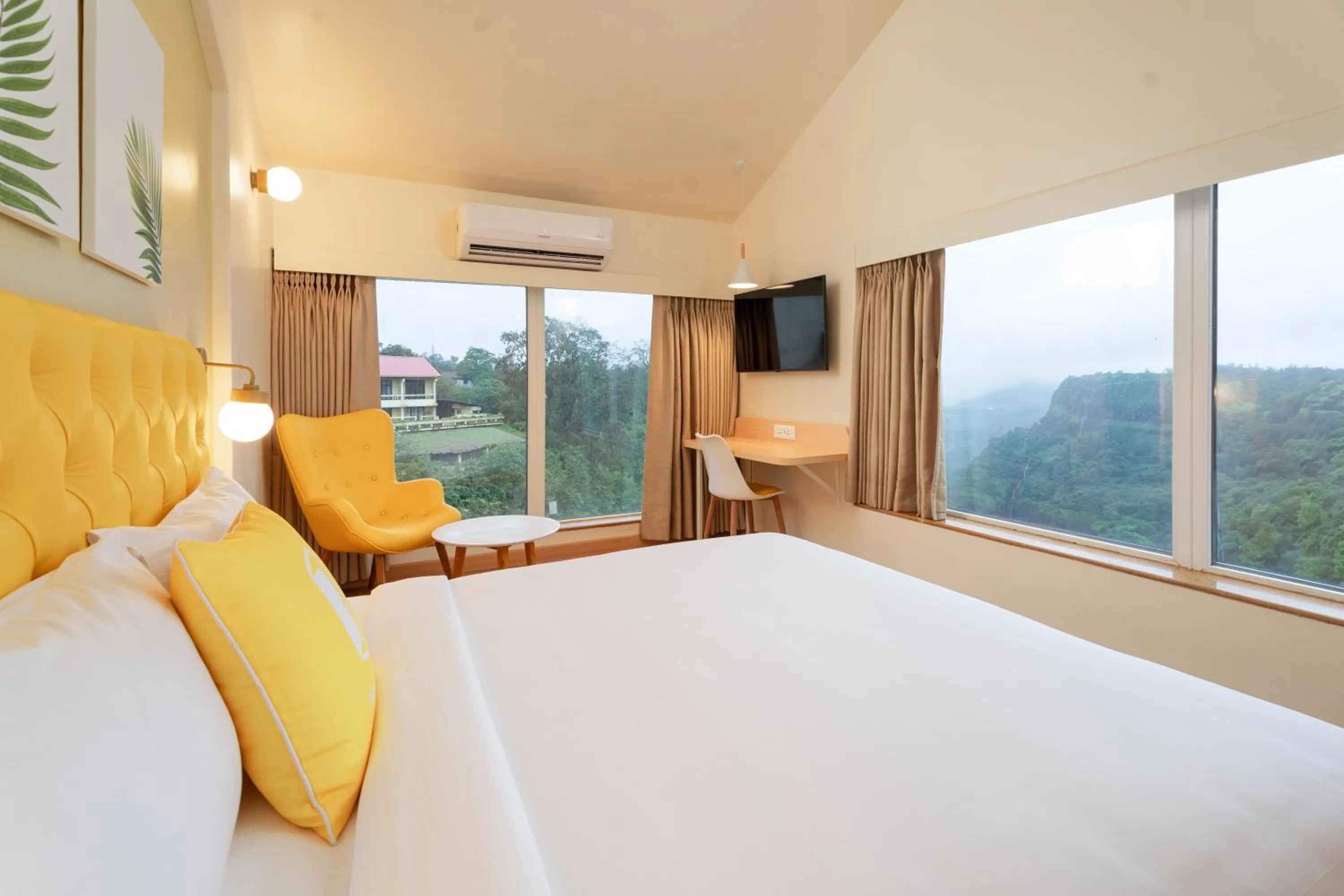 Bedroom, Bed in Bloom Hotel - Khandala