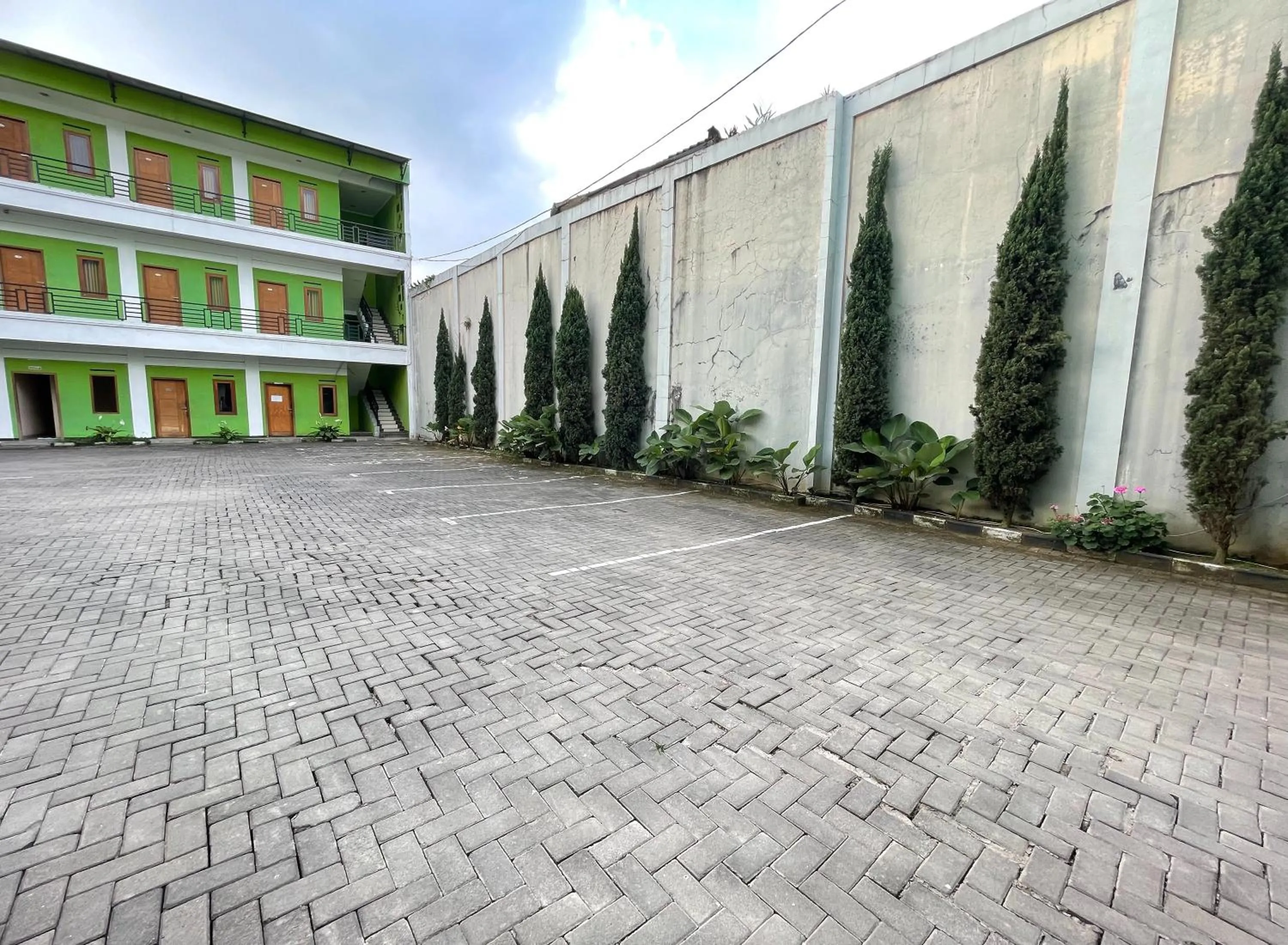 Property building in Hotel Cemara Hijau