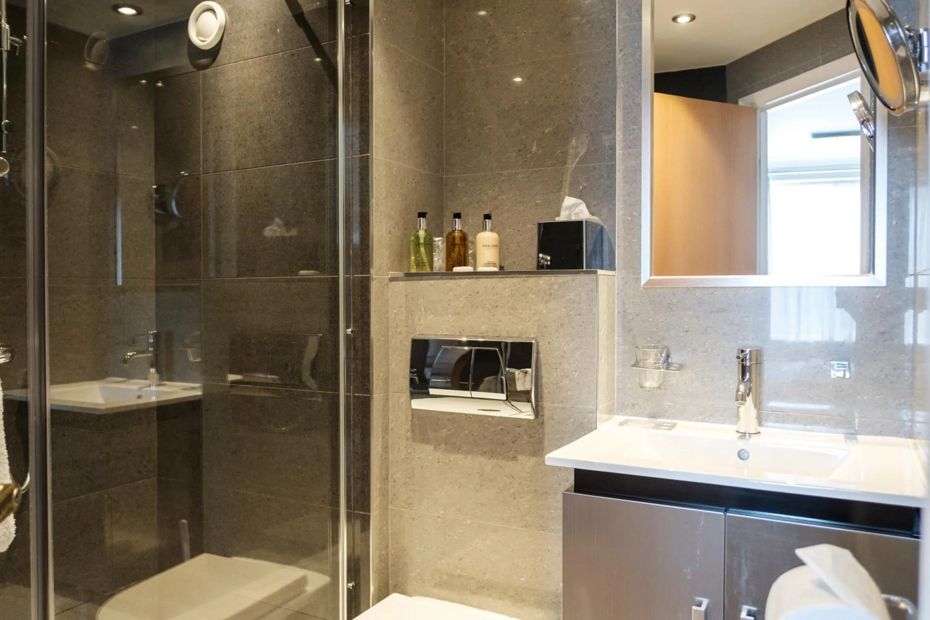 Shower in The Fox & Goose Hotel