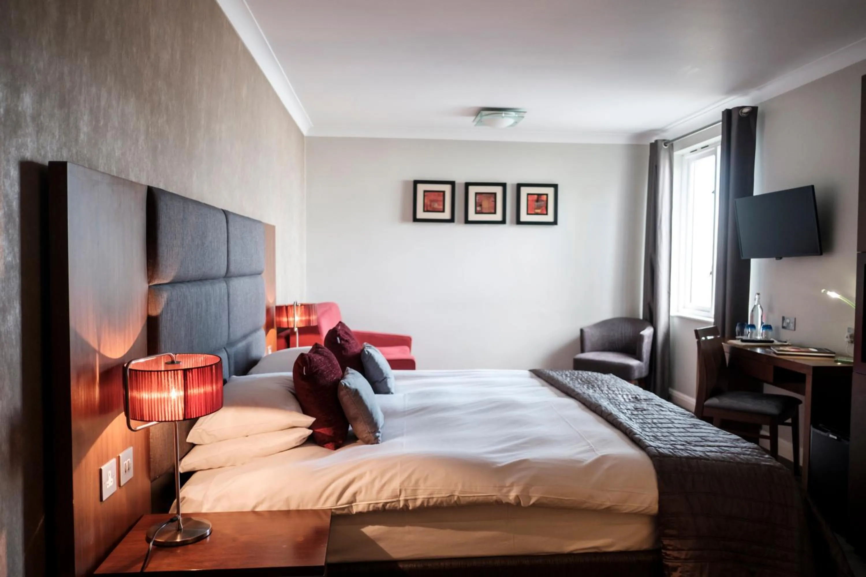 Photo of the whole room, Bed in The Fox & Goose Hotel