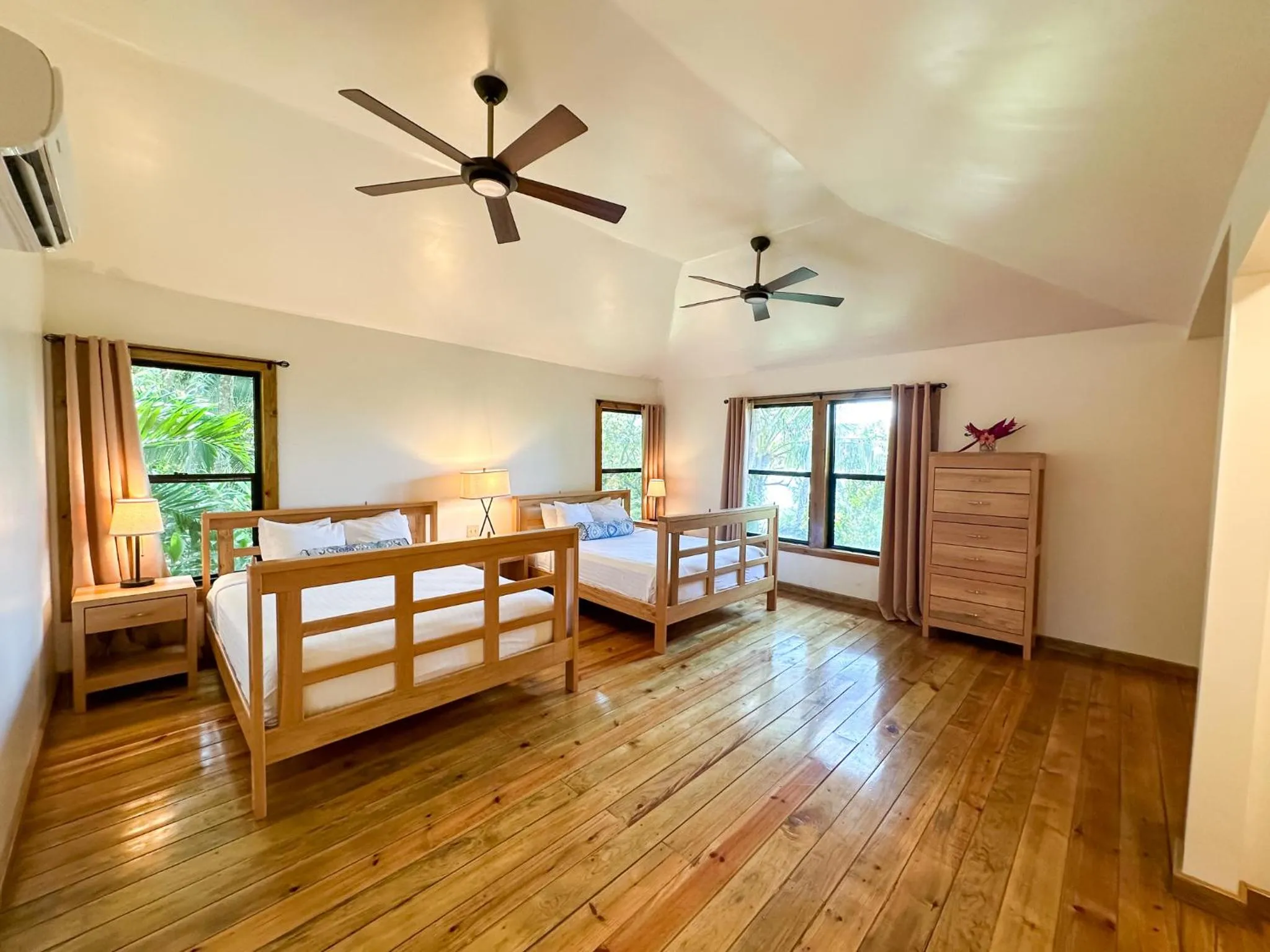 Photo of the whole room, Bed in Anthony's Key Resort