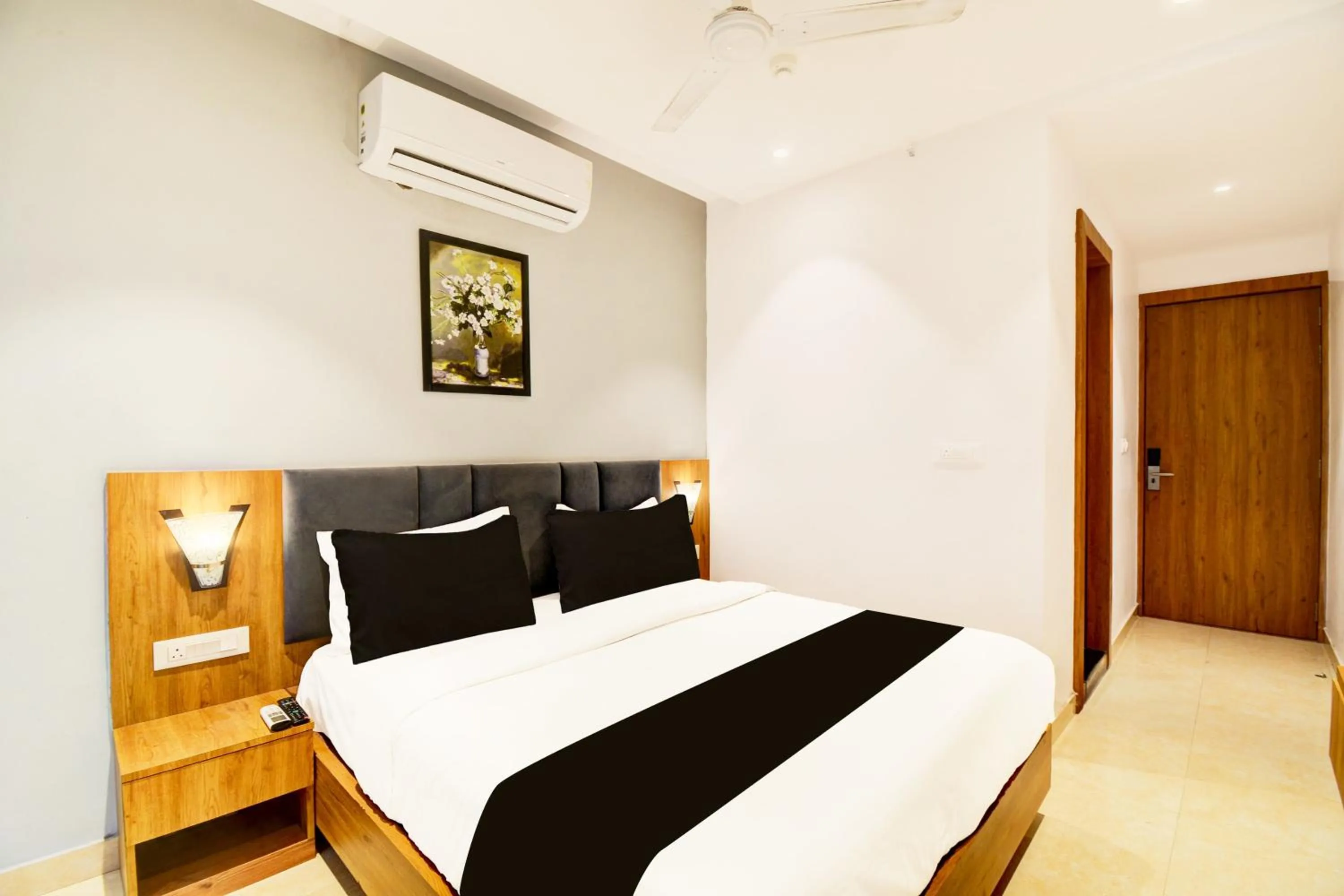 Bedroom, Bed in Townhouse Shobhagpura Formerly Fragrance Hotel