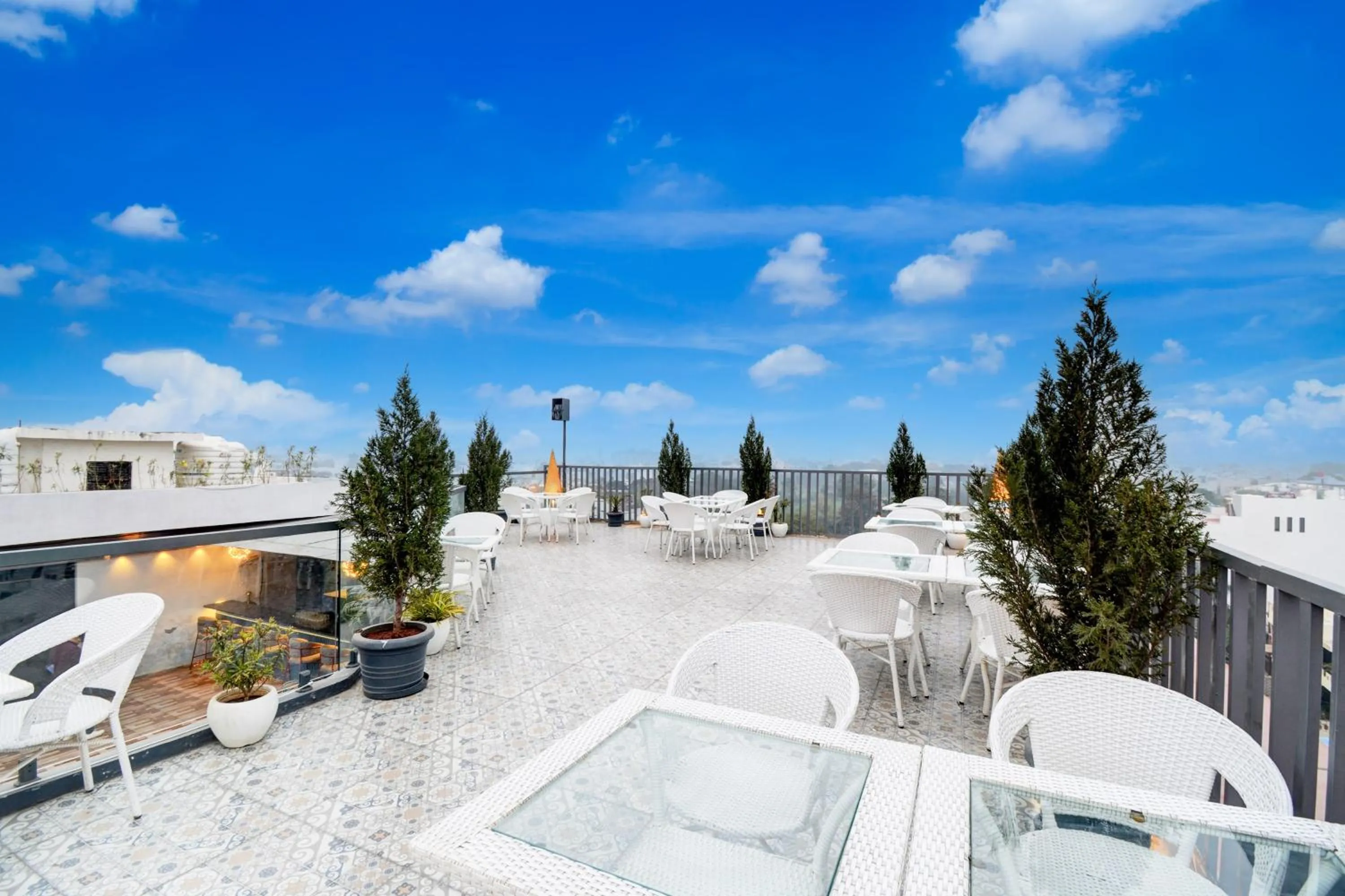 Restaurant/places to eat in Townhouse Shobhagpura Formerly Fragrance Hotel