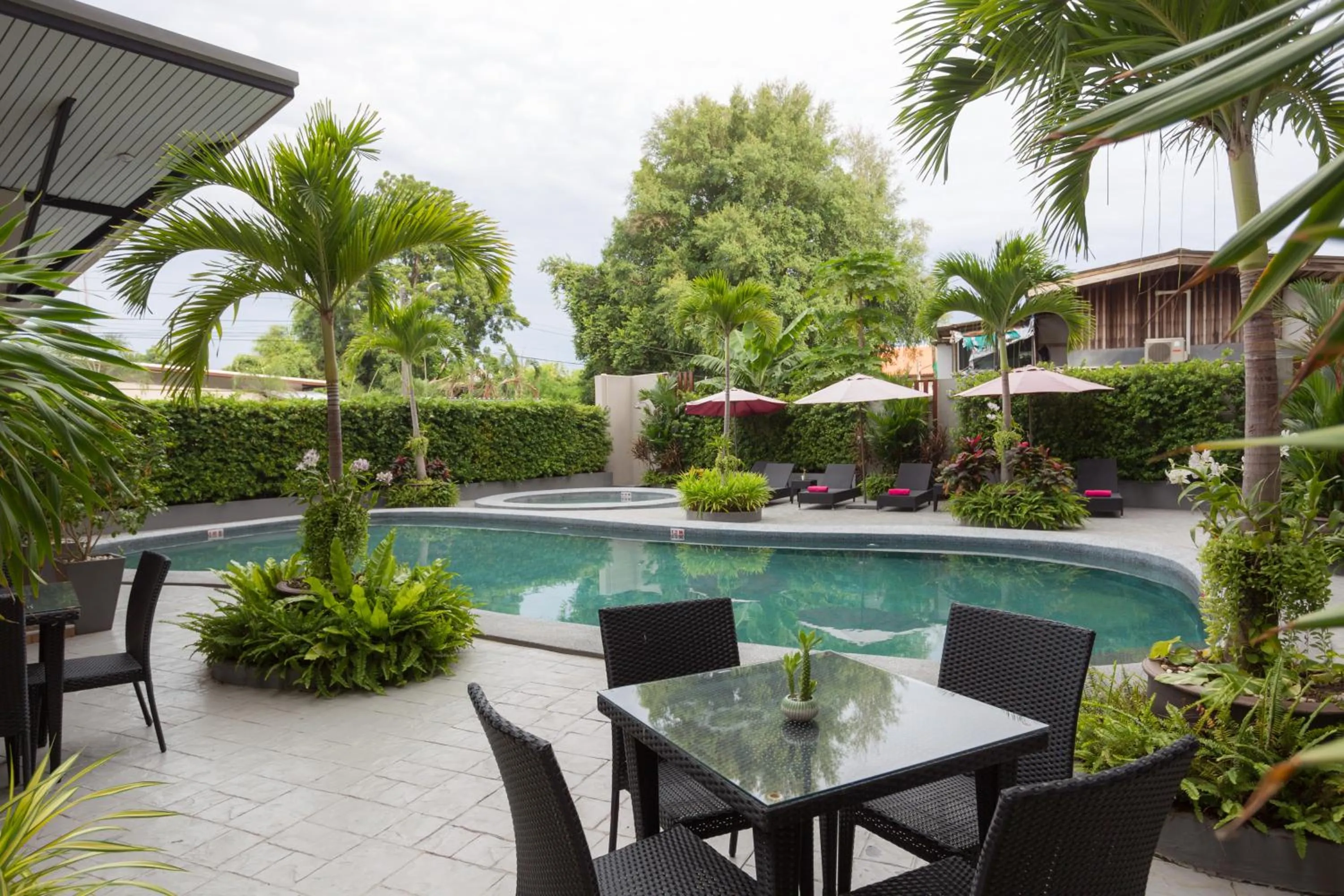 Swimming pool in Golden Tulip Essential Pattaya