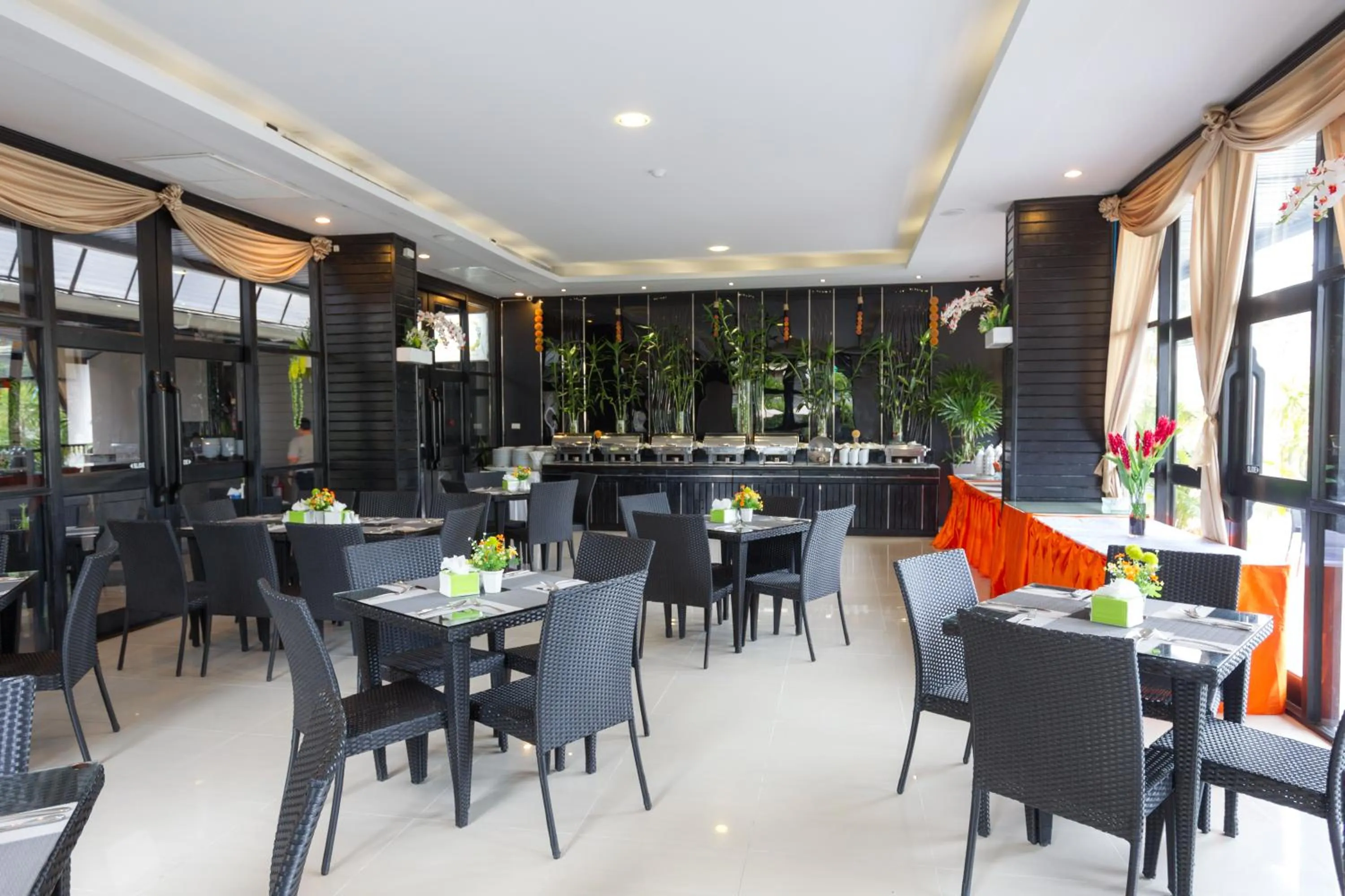 Dining area in Golden Tulip Essential Pattaya