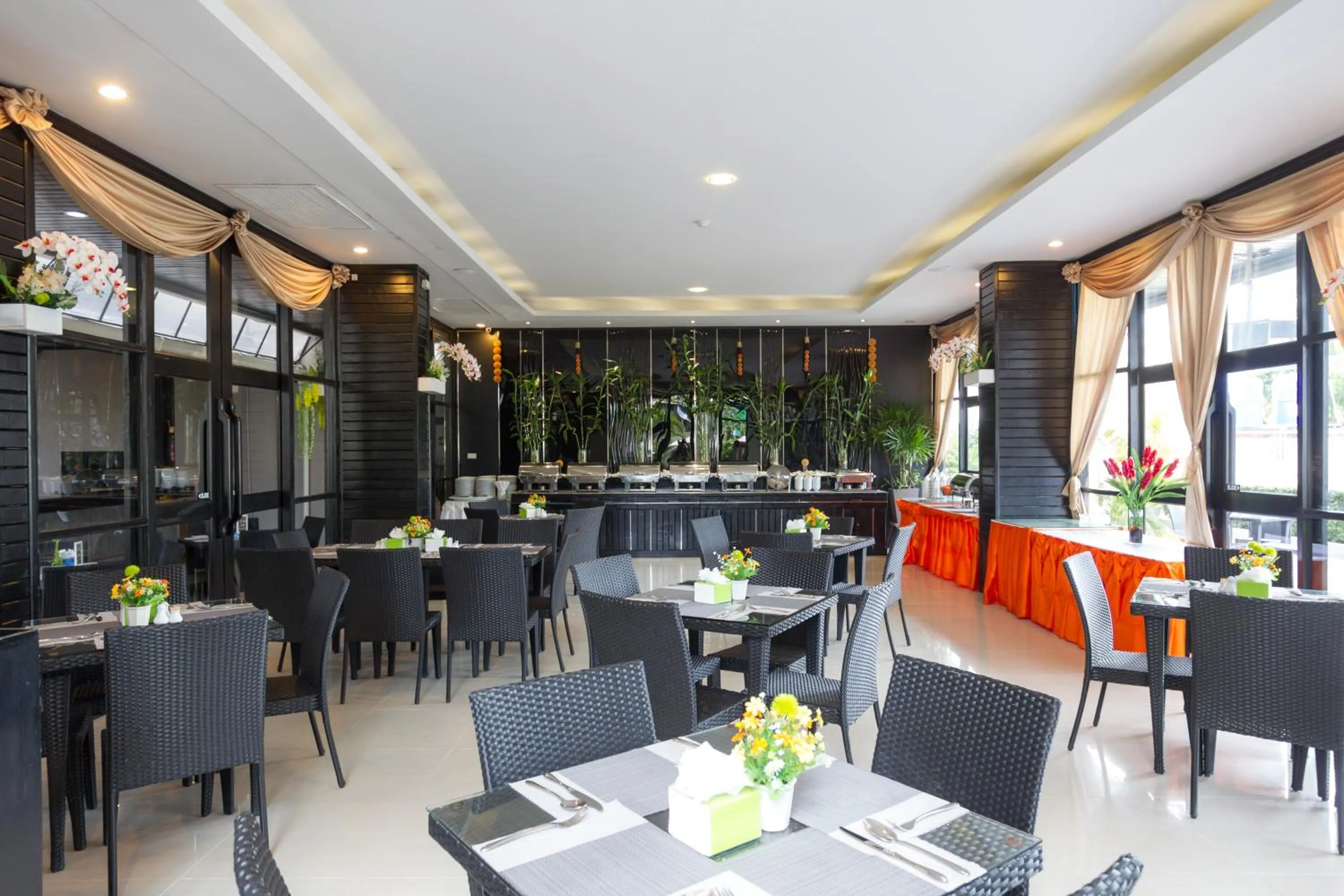 Dining area in Golden Tulip Essential Pattaya