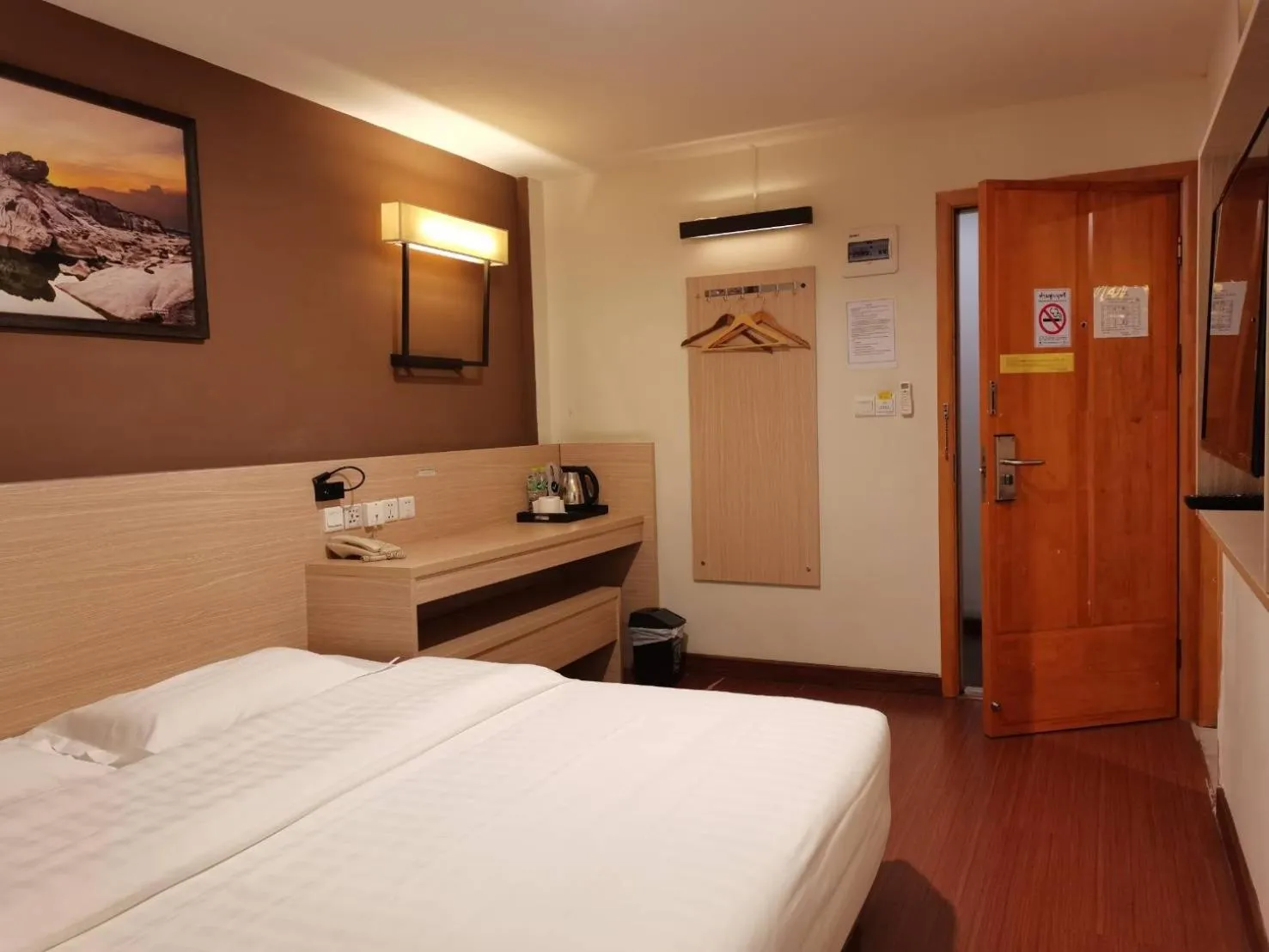 Photo of the whole room, Bed in Chiang Roi 7 Days Inn