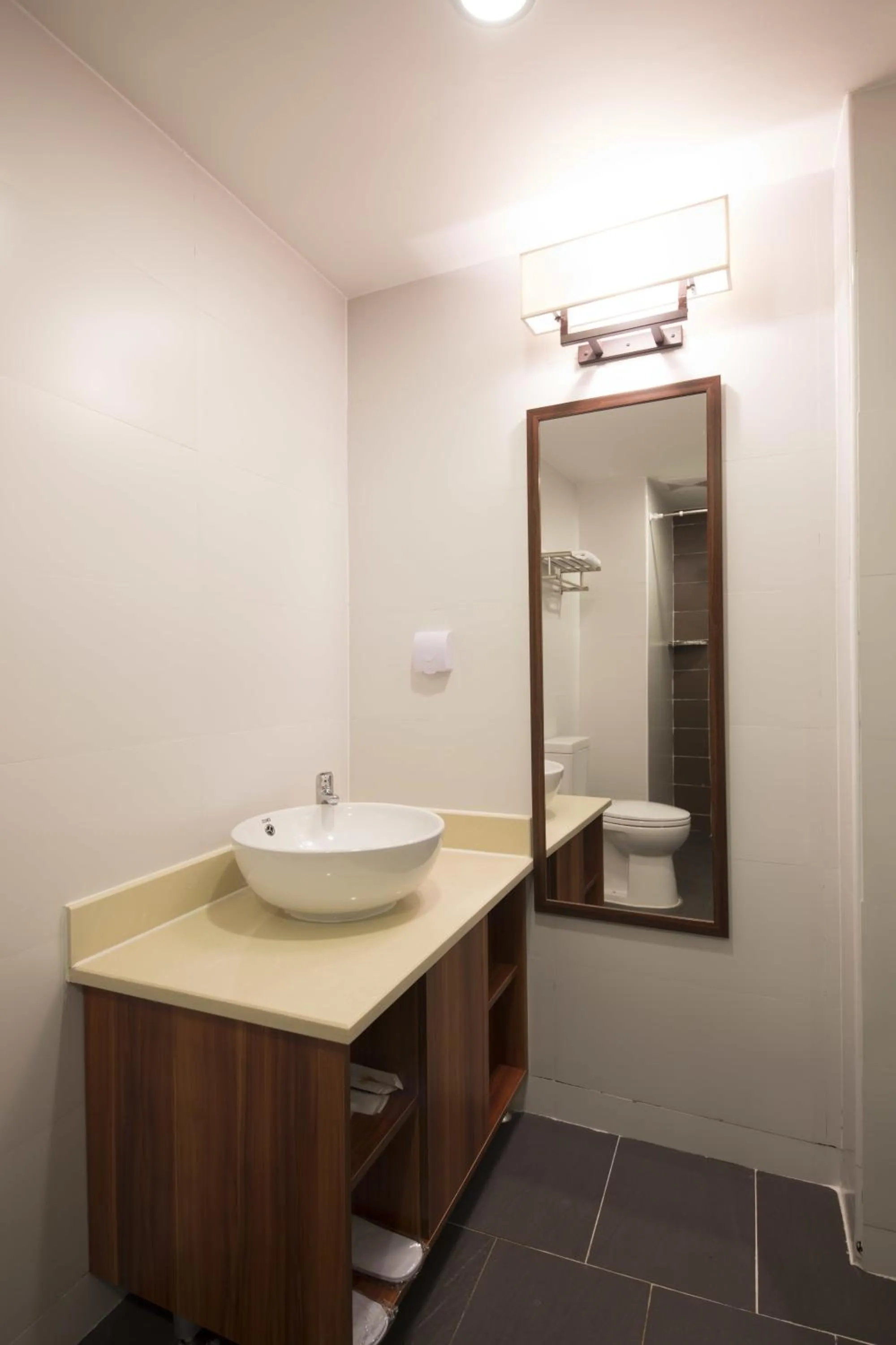 Toilet in Chiang Roi 7 Days Inn