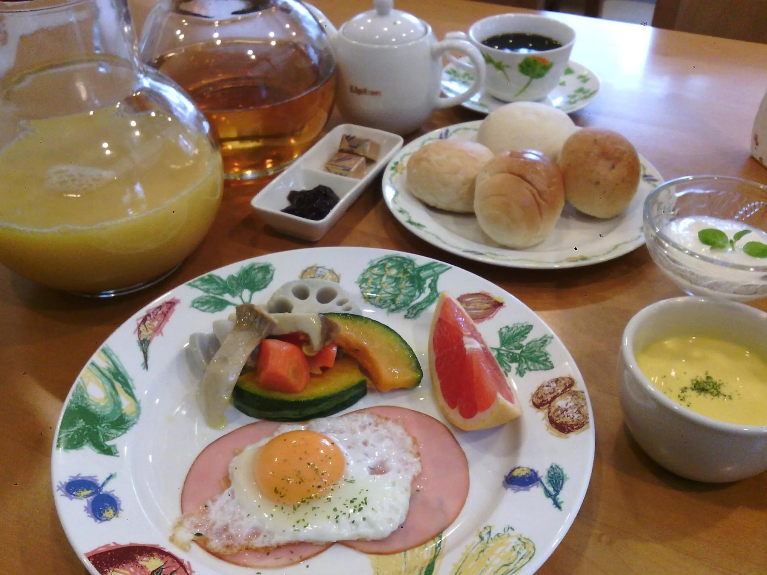 American breakfast in Anise Garden