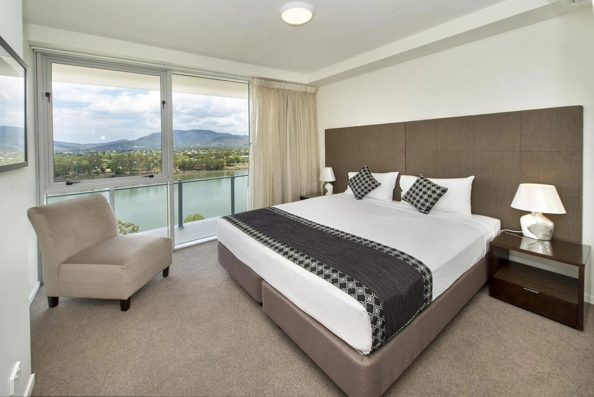 Bedroom, Bed in Empire Apartment Hotel Rockhampton