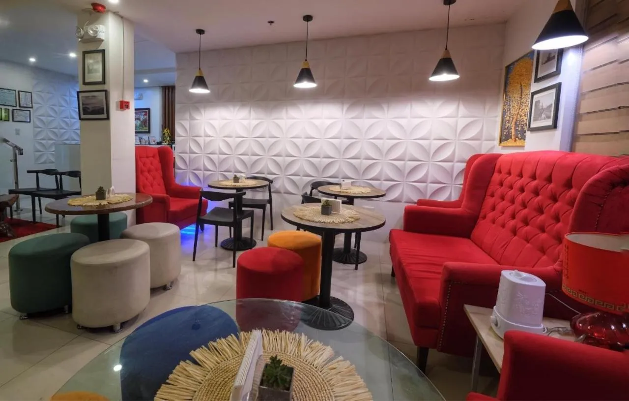 Communal lounge/ TV room in Marketpoint Hotel