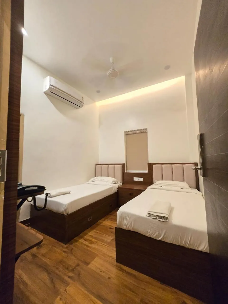 Bed in A Palace on River ( Rashmi Guest House )