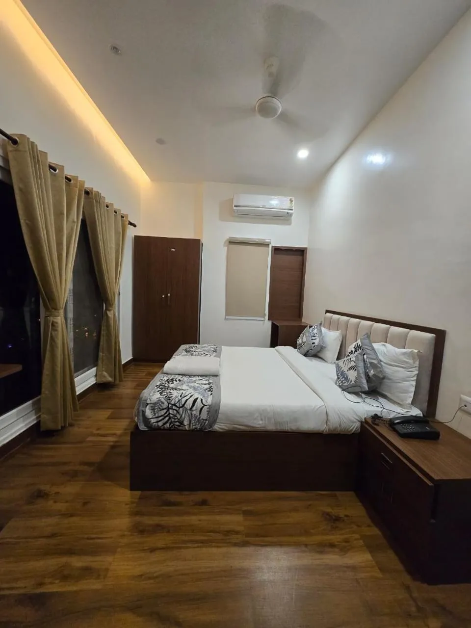 Bed in A Palace on River ( Rashmi Guest House )