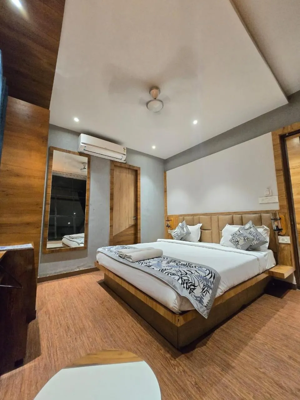 Bed in A Palace on River ( Rashmi Guest House )