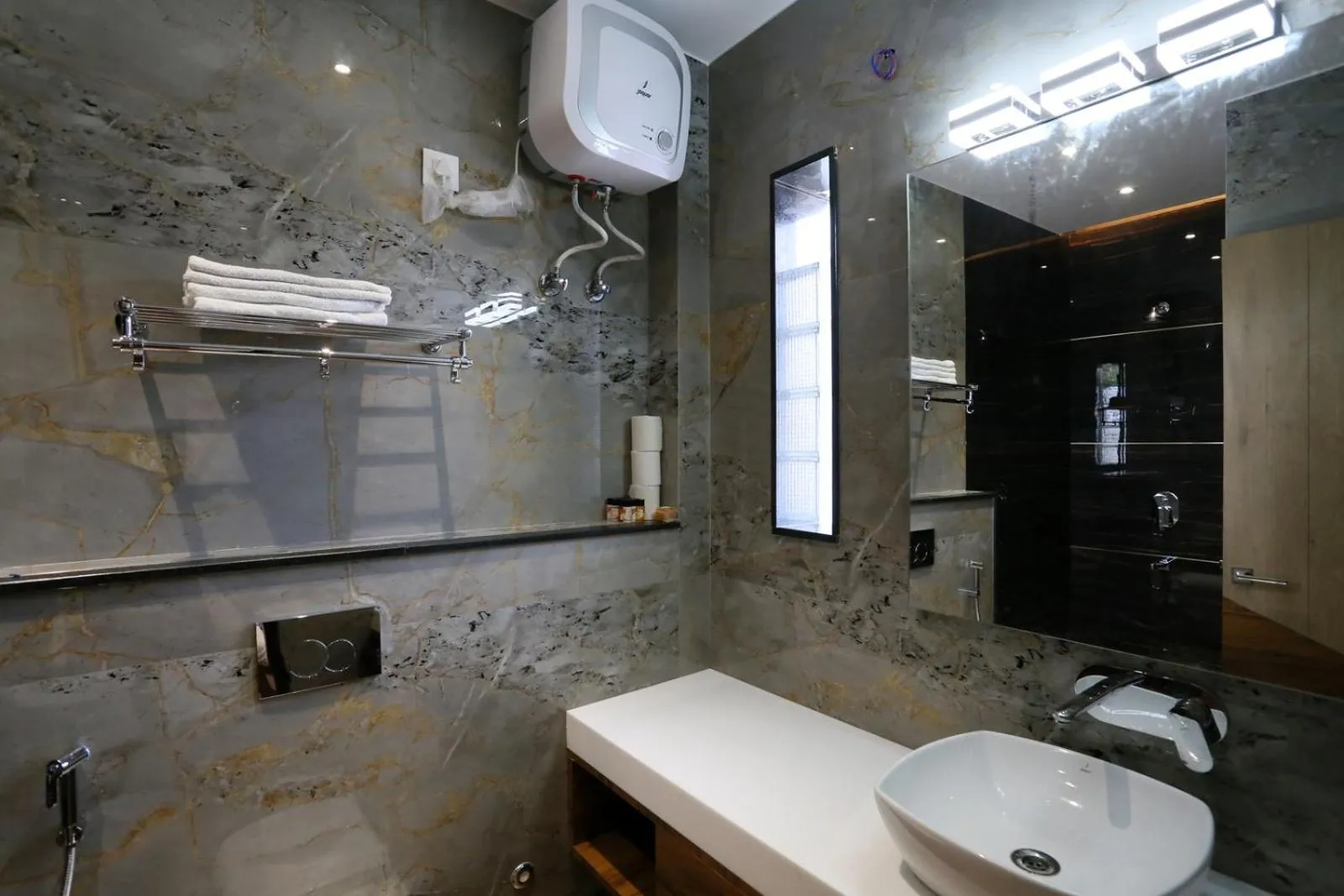 Bathroom in A Palace on River ( Rashmi Guest House )