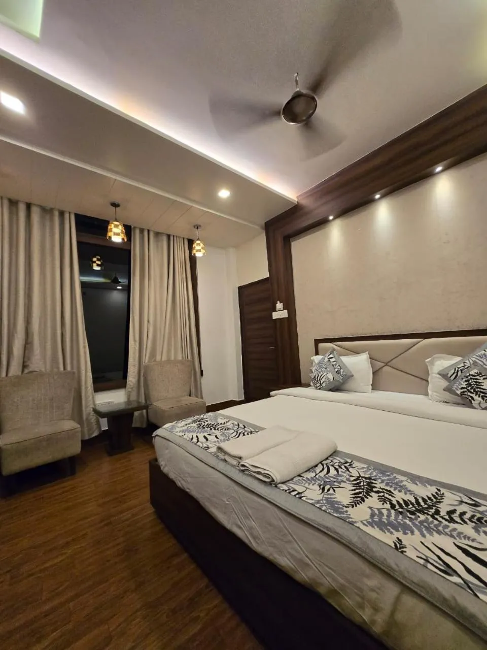 Bed in A Palace on River ( Rashmi Guest House )