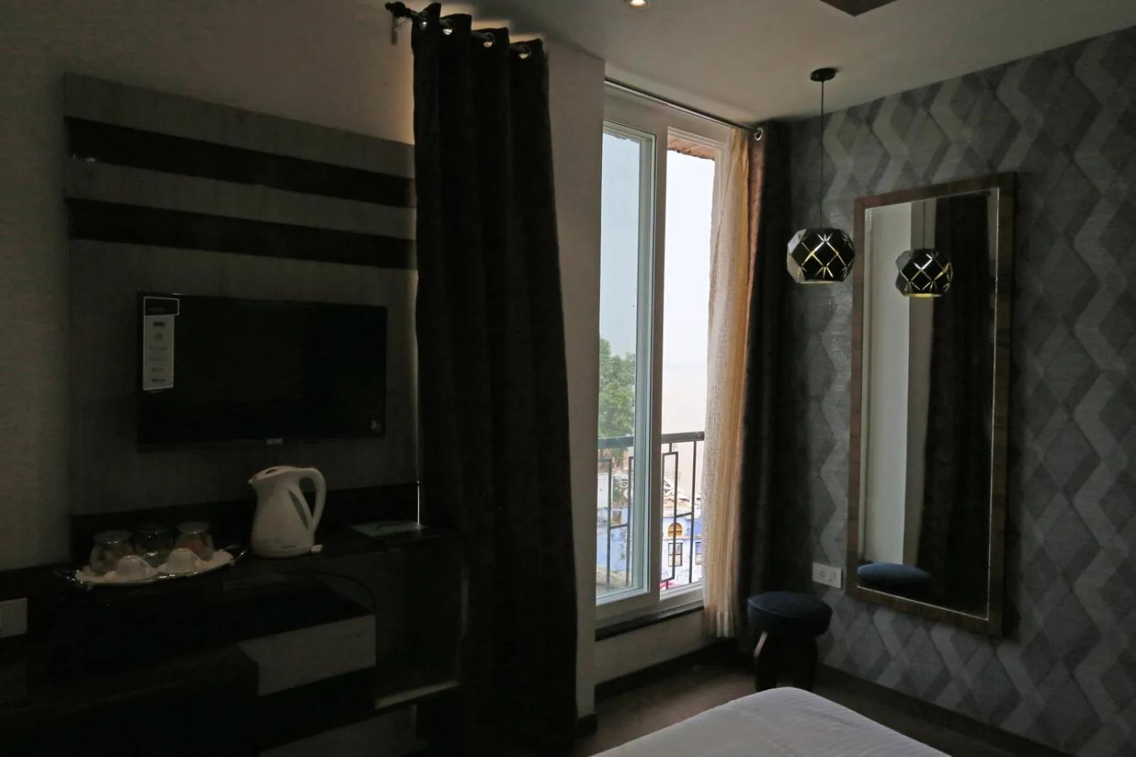 TV and multimedia in A Palace on River ( Rashmi Guest House )