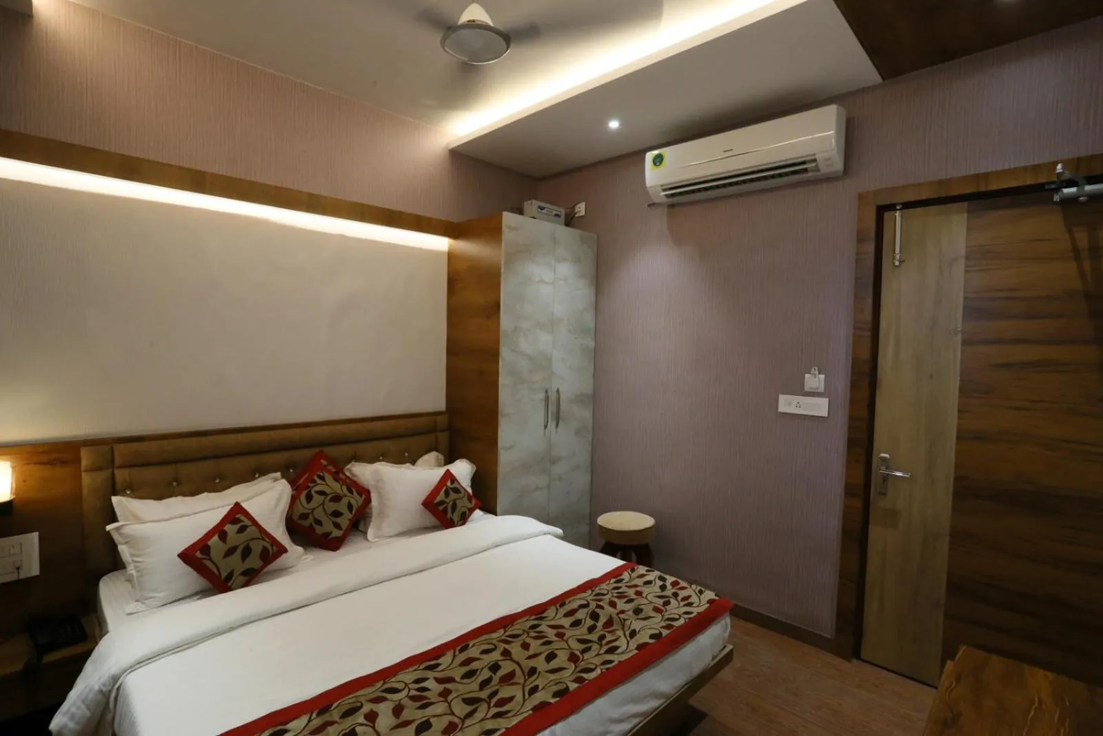 Photo of the whole room, Bed in A Palace on River ( Rashmi Guest House )