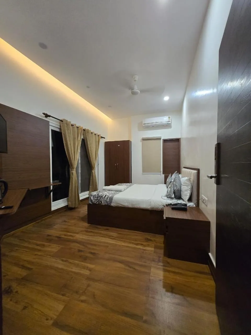 Bed in A Palace on River ( Rashmi Guest House )