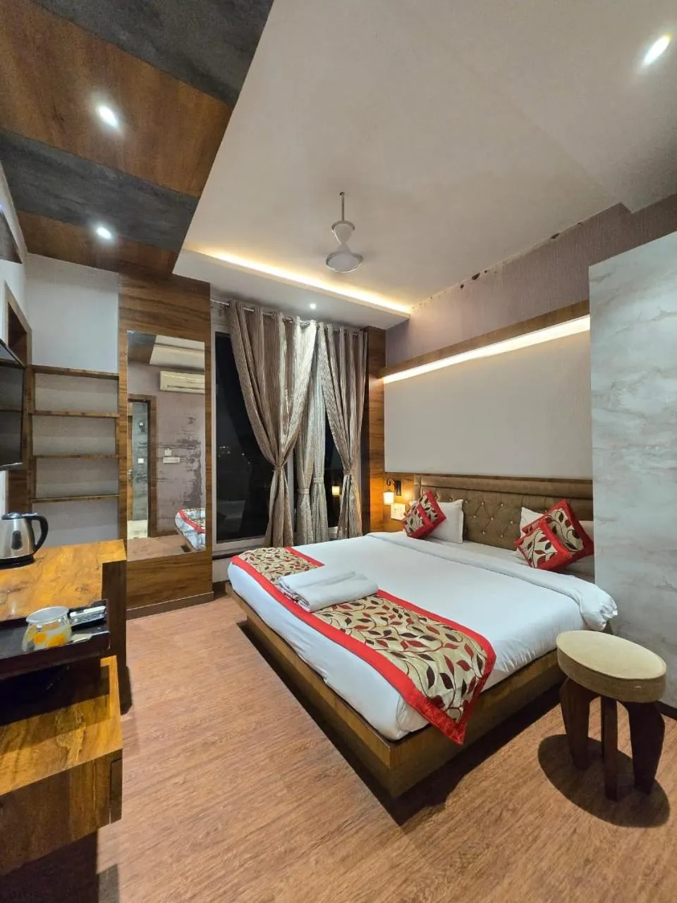 Bed in A Palace on River ( Rashmi Guest House )