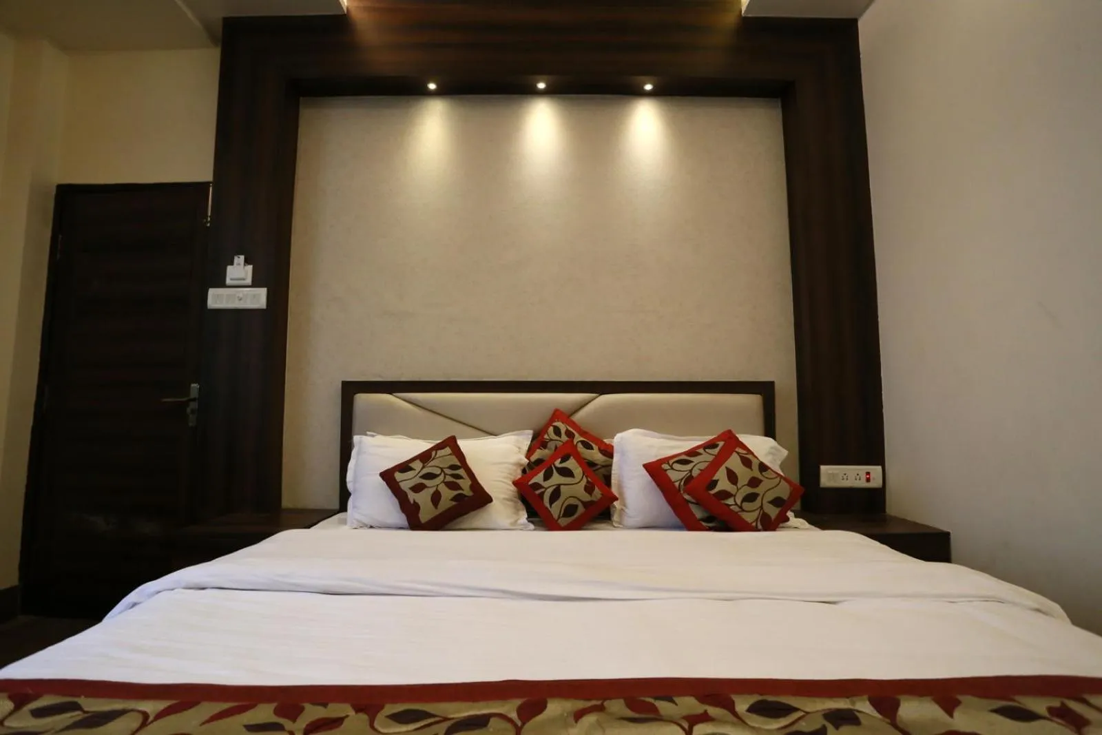 Bed in A Palace on River ( Rashmi Guest House )