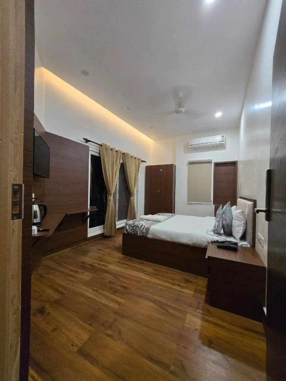 Bed in A Palace on River ( Rashmi Guest House )