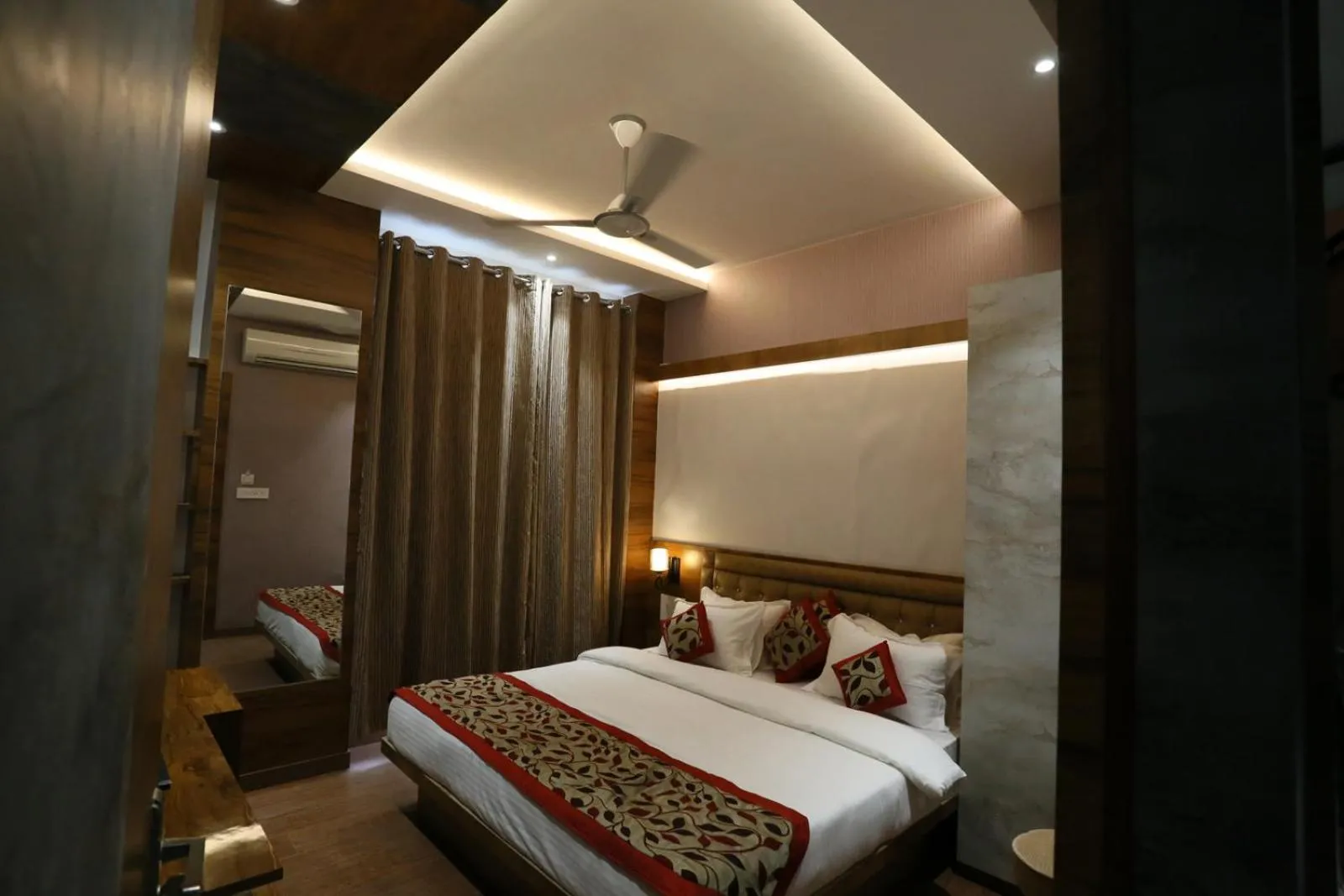 Photo of the whole room, Bed in A Palace on River ( Rashmi Guest House )