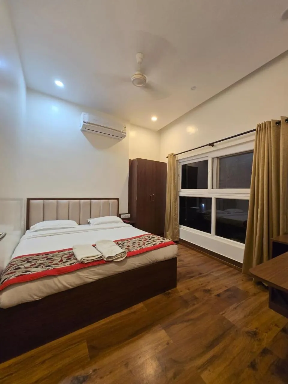 Bed in A Palace on River ( Rashmi Guest House )